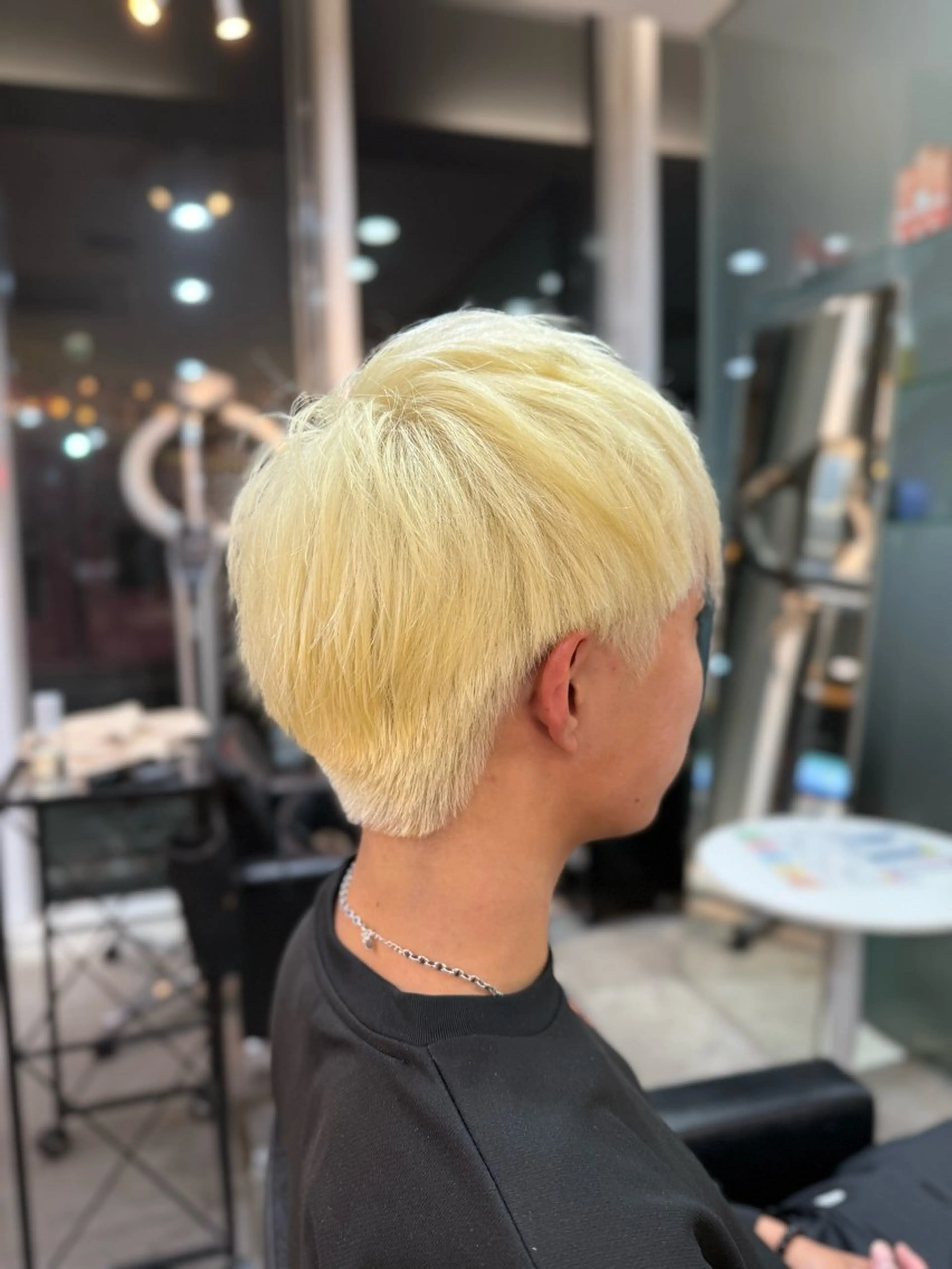 ショート カラー メンズ メンズブリーチ ブリーチ 磯崎 新のヘアスタイル