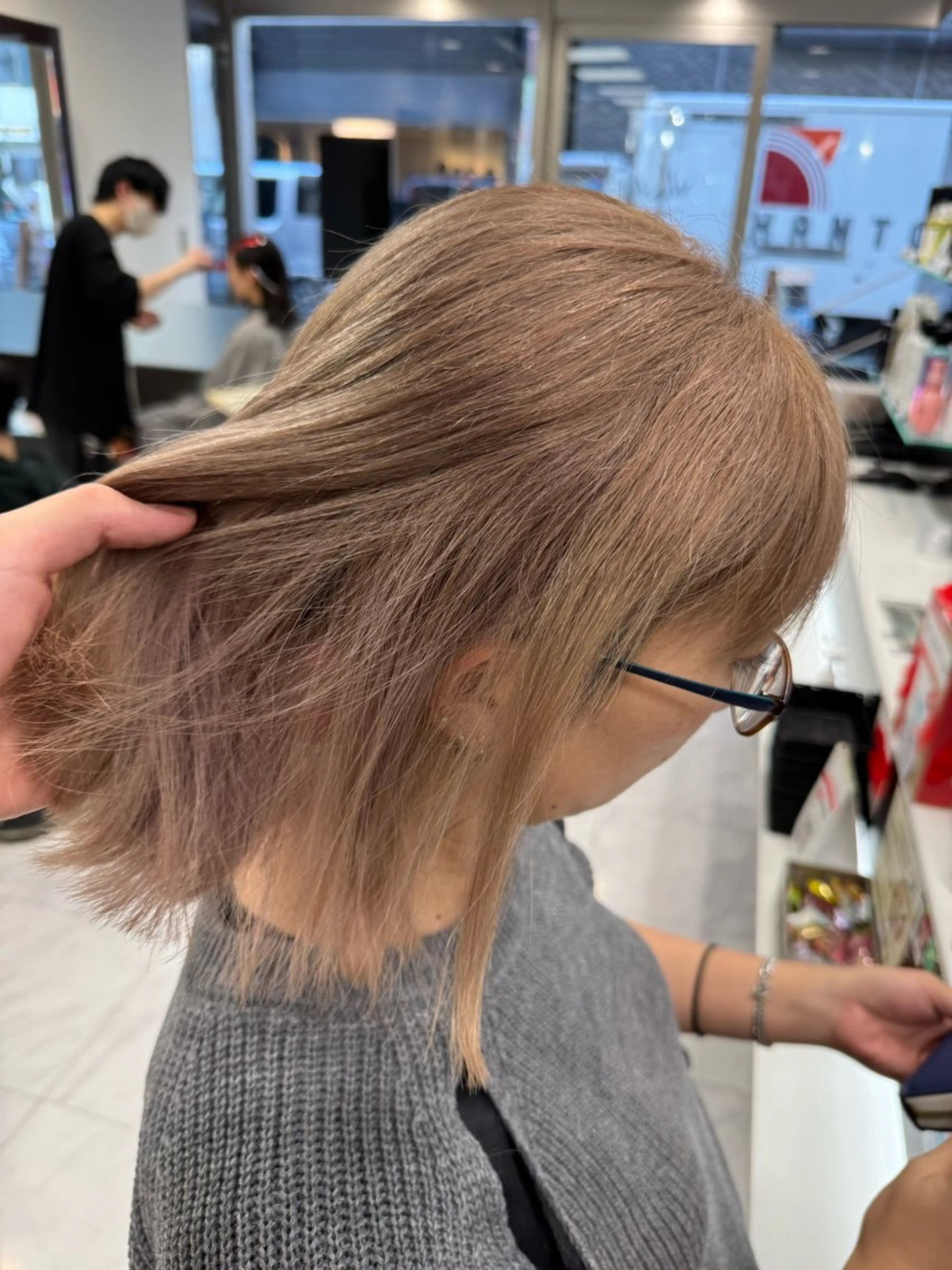 ミディアム カラー ヘアアレンジ 切りっぱなしボブ ベージュカラー ブリーチ デザインカラー ダブルカラー カット ヘアカラー トリートメント Zina 大宮所属・目黒 碧人のヘアスタイル