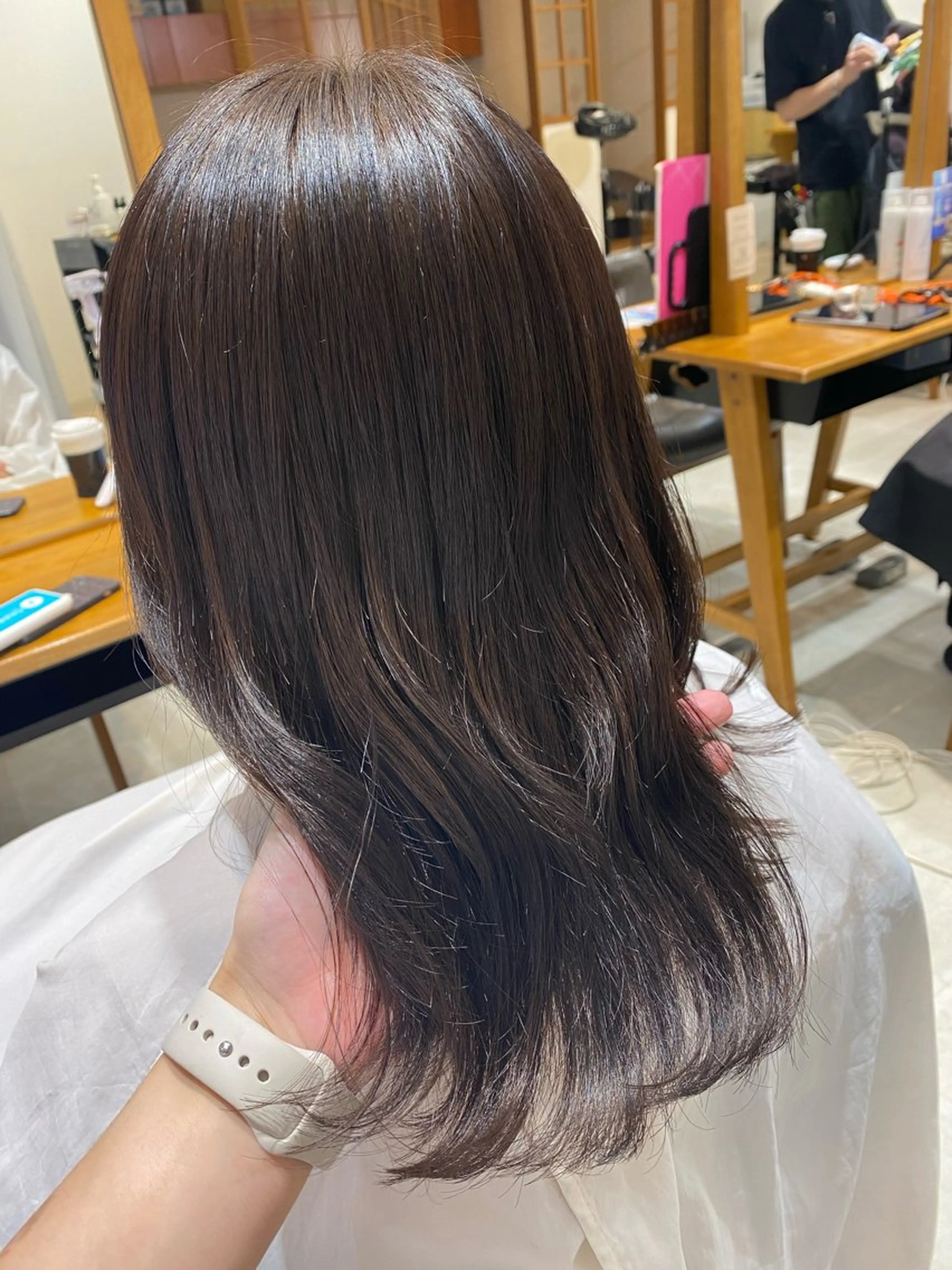 ミディアム i.+OMOTESANDO所属・mei / 艶カラー ミディアム レイヤーのヘアスタイル