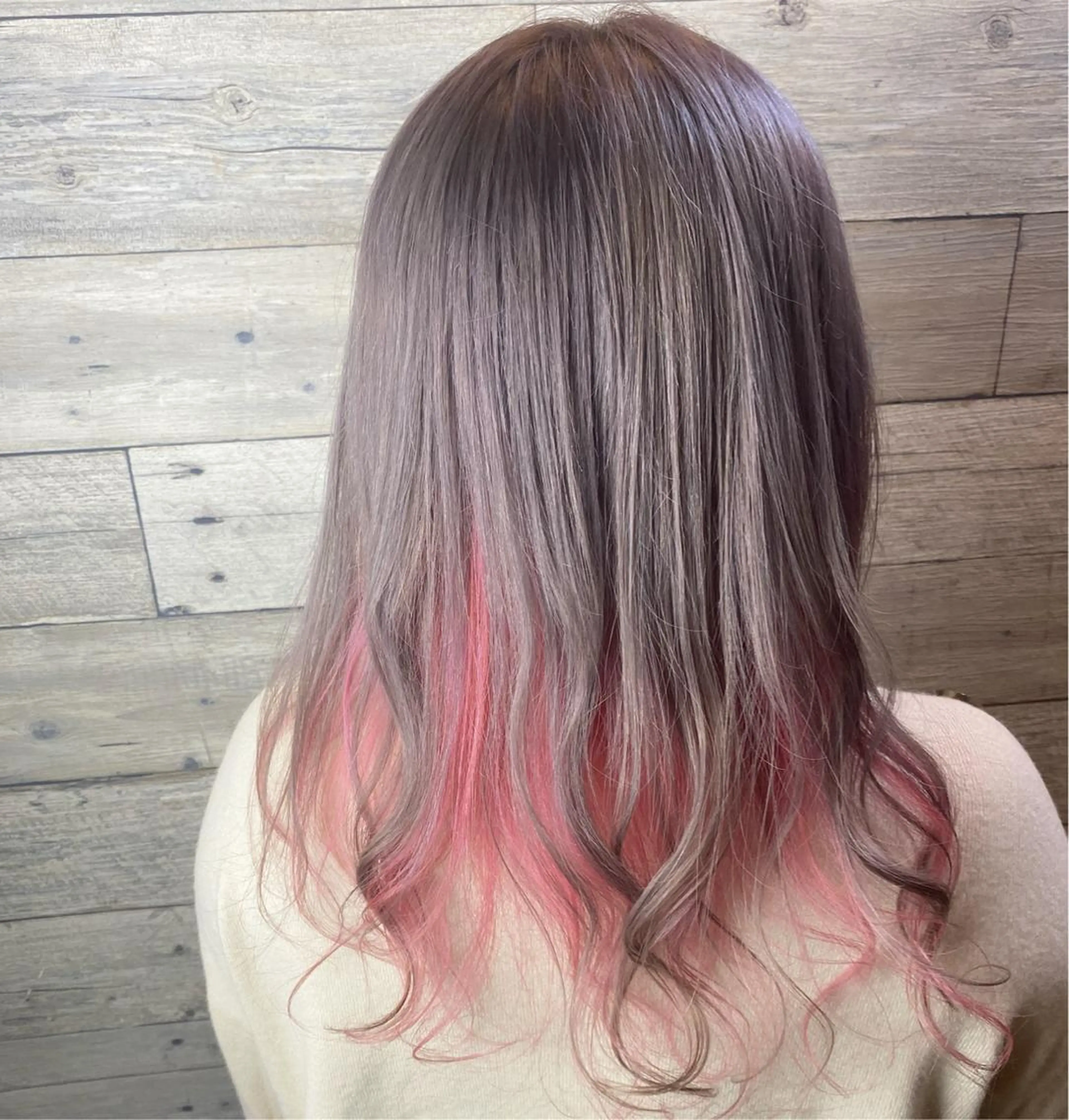 ミディアム カラー ピンクカラー ﾊｲﾗｲﾄ/ﾚｲﾔｰ ｶｯﾄ/大嶽謙のヘアスタイル