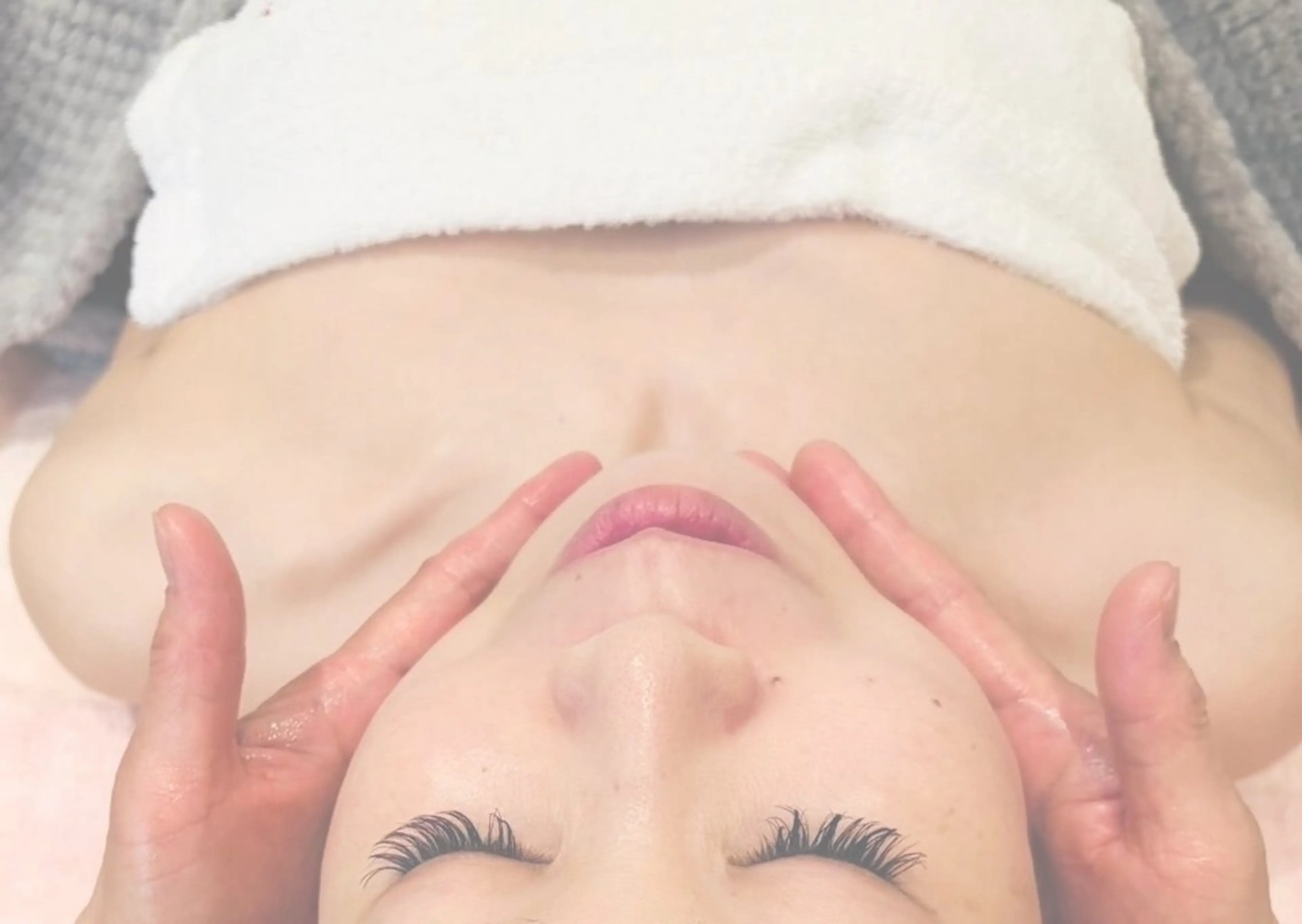 【リラックスマッサージコース💆‍♀️】ヘッドマッサージからデコルテまで美容成分たっぶりのマッサージクリームでマッサージの写真