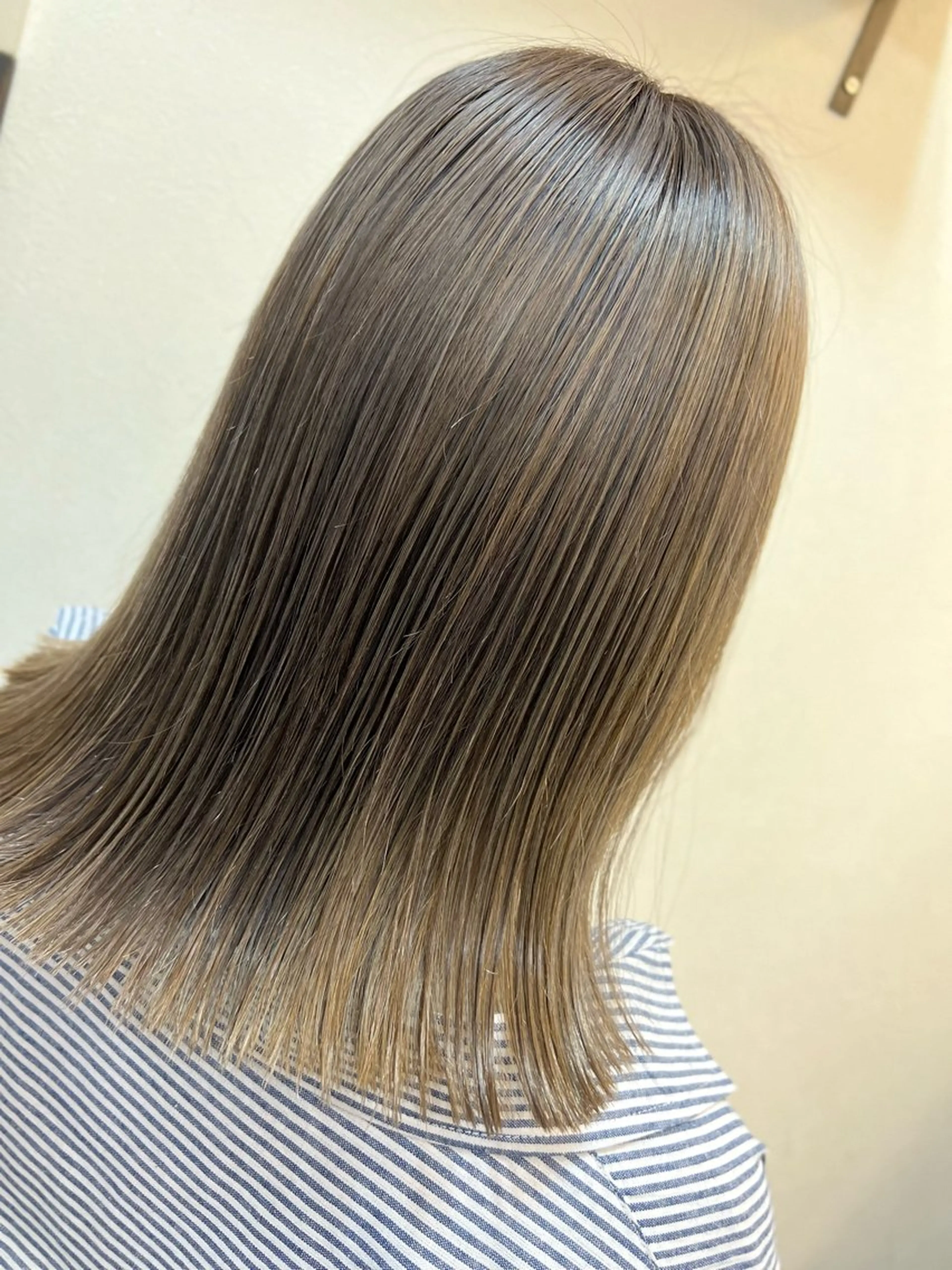 ミディアム カラー グレージュ ヘアカラー トリートメント 松山 優里のヘアスタイル