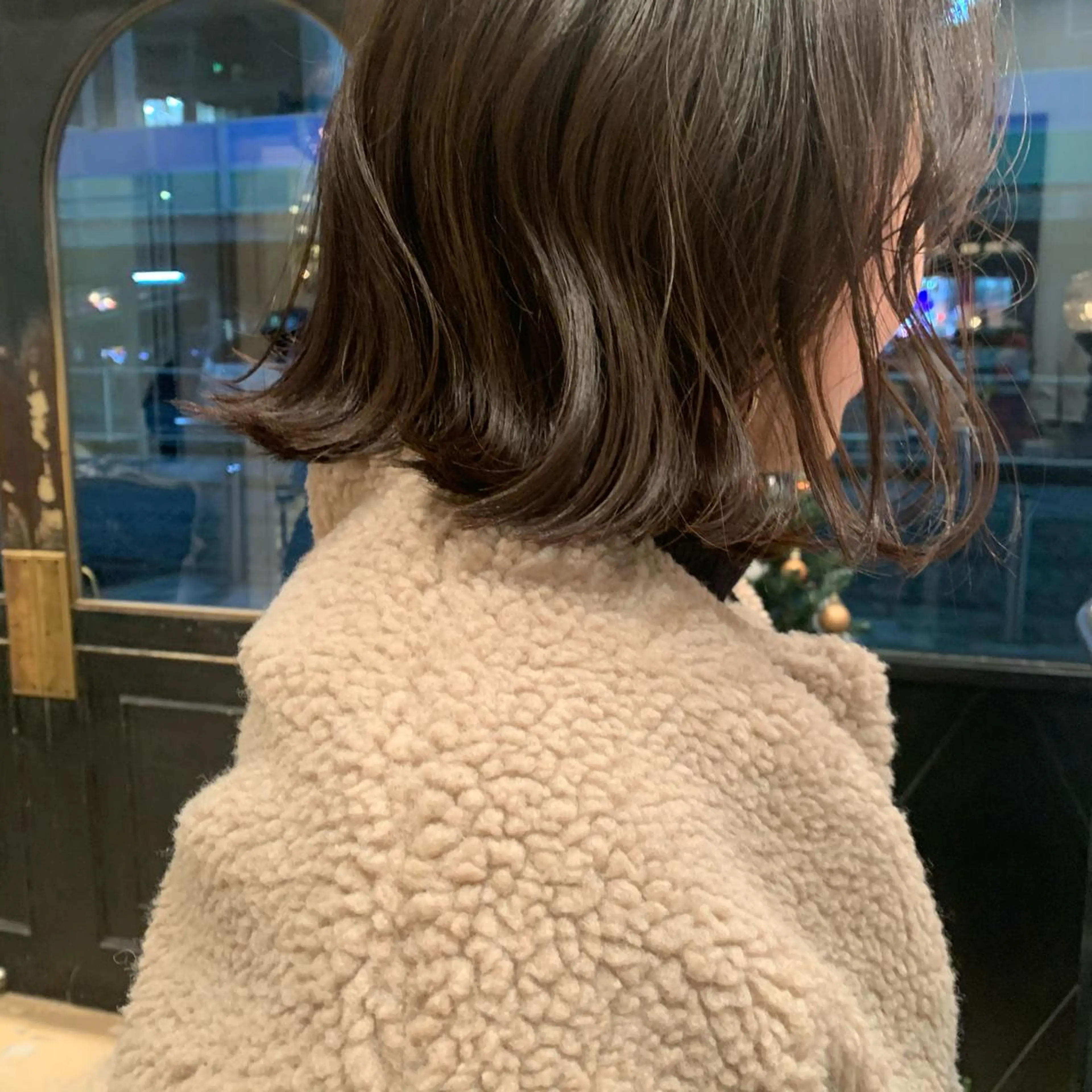 ミディアム SAKINO． ベージュカラーのヘアスタイル