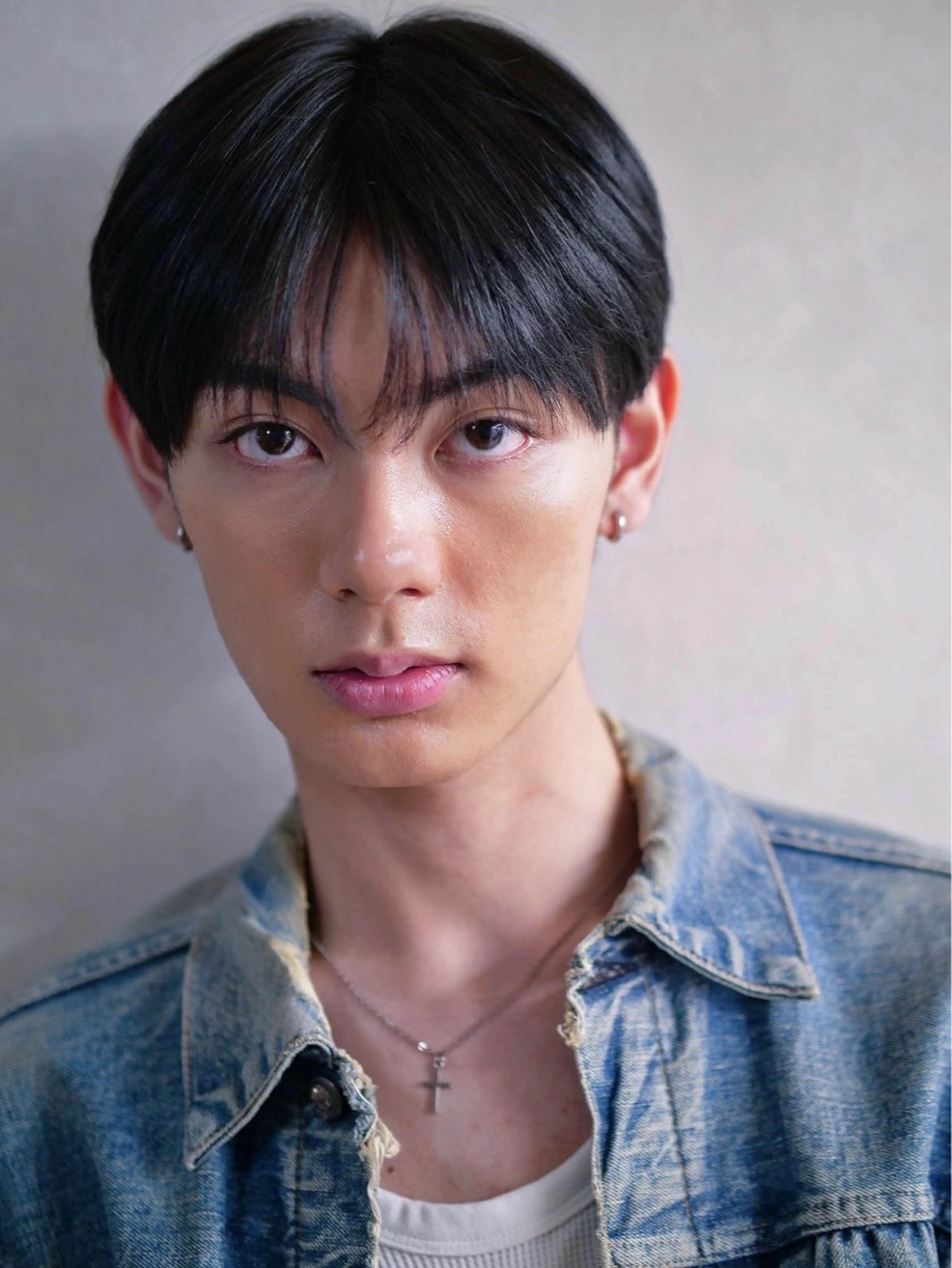 ショート メンズ メンズブリーチ センターパート コンマヘア フェザーパーマ メンズ韓国風 カット 安藤幹人 メンズパーマのヘアスタイル