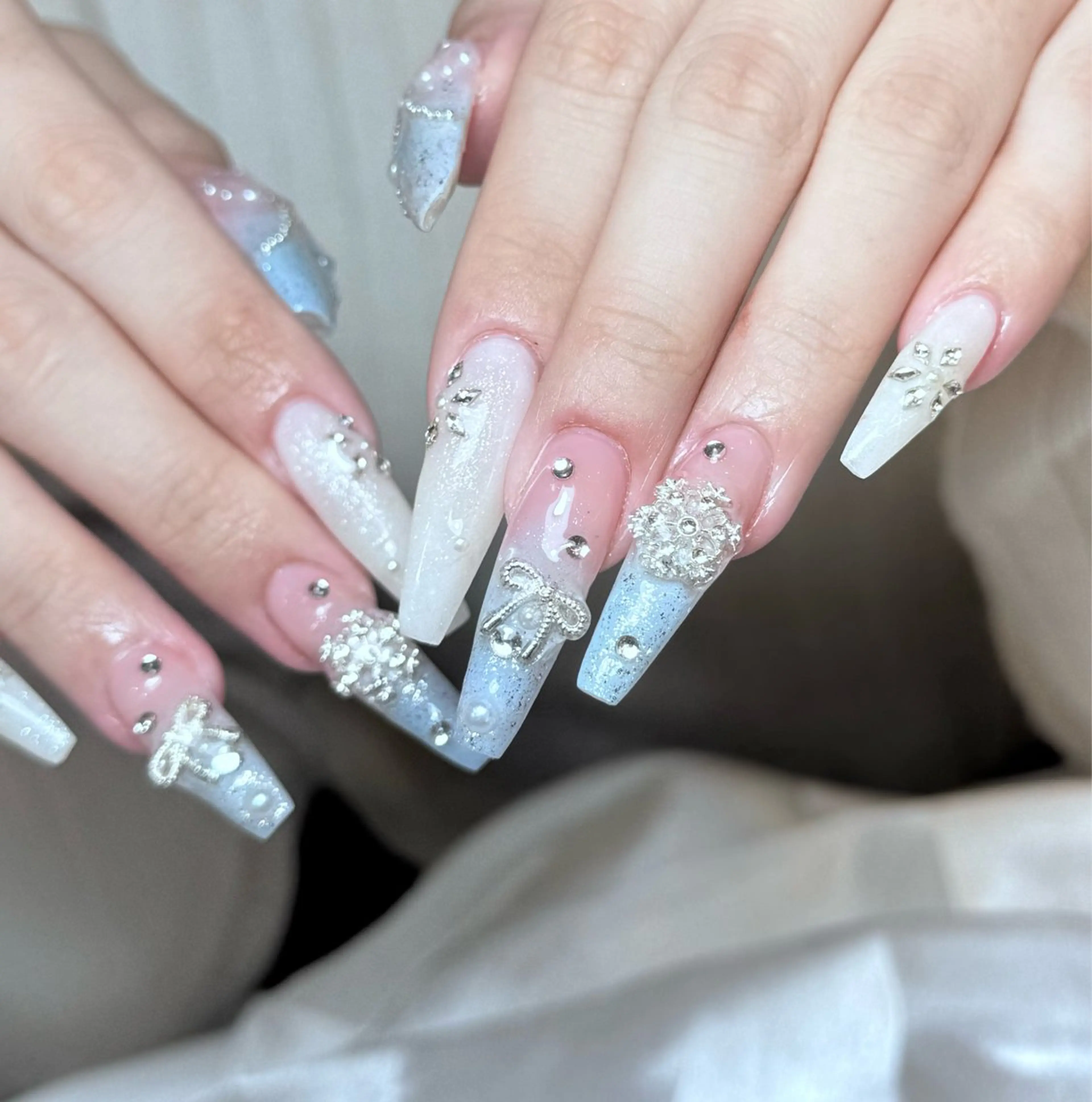 ネイル ボルドー フレンチネイル グラデーション キラキラネイル 韓国ネイル ハンドネイル Rin Nail 新大久保店のネイルデザイン