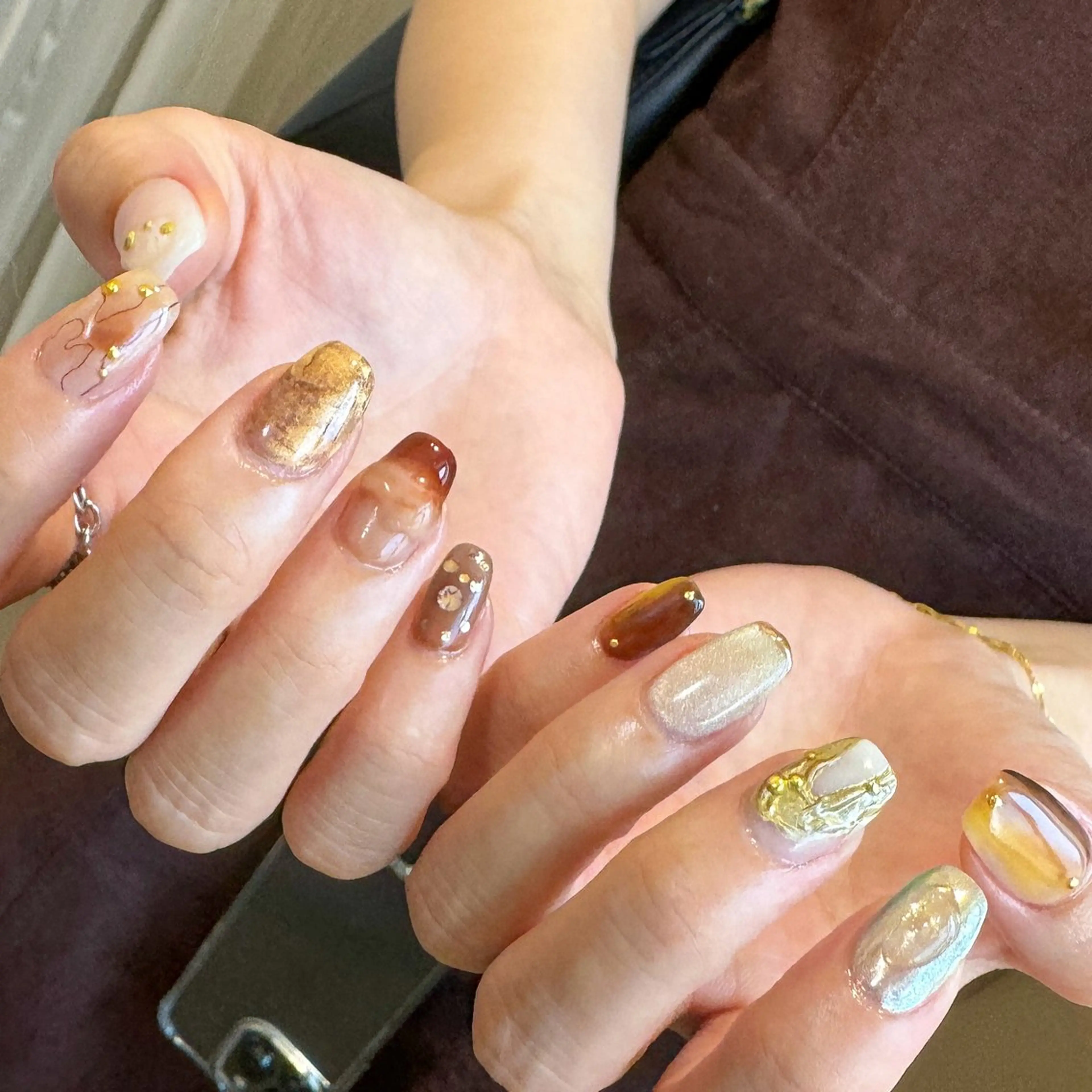 ネイル ブラウン ゴールド ニュアンスネイル ハンドネイル pointillé .ayaのネイルデザイン