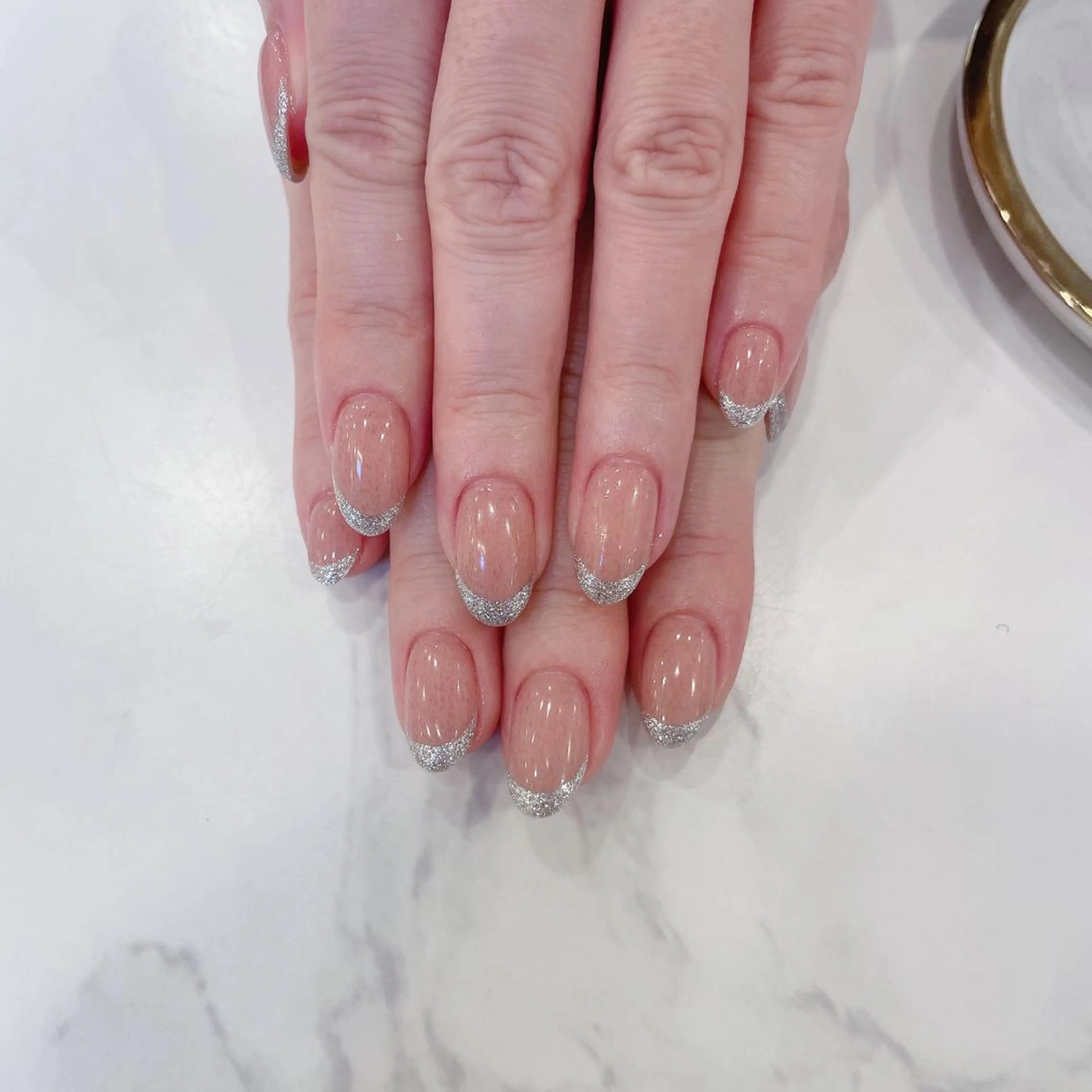 SNS課題のガラスフレンチネイルの写真