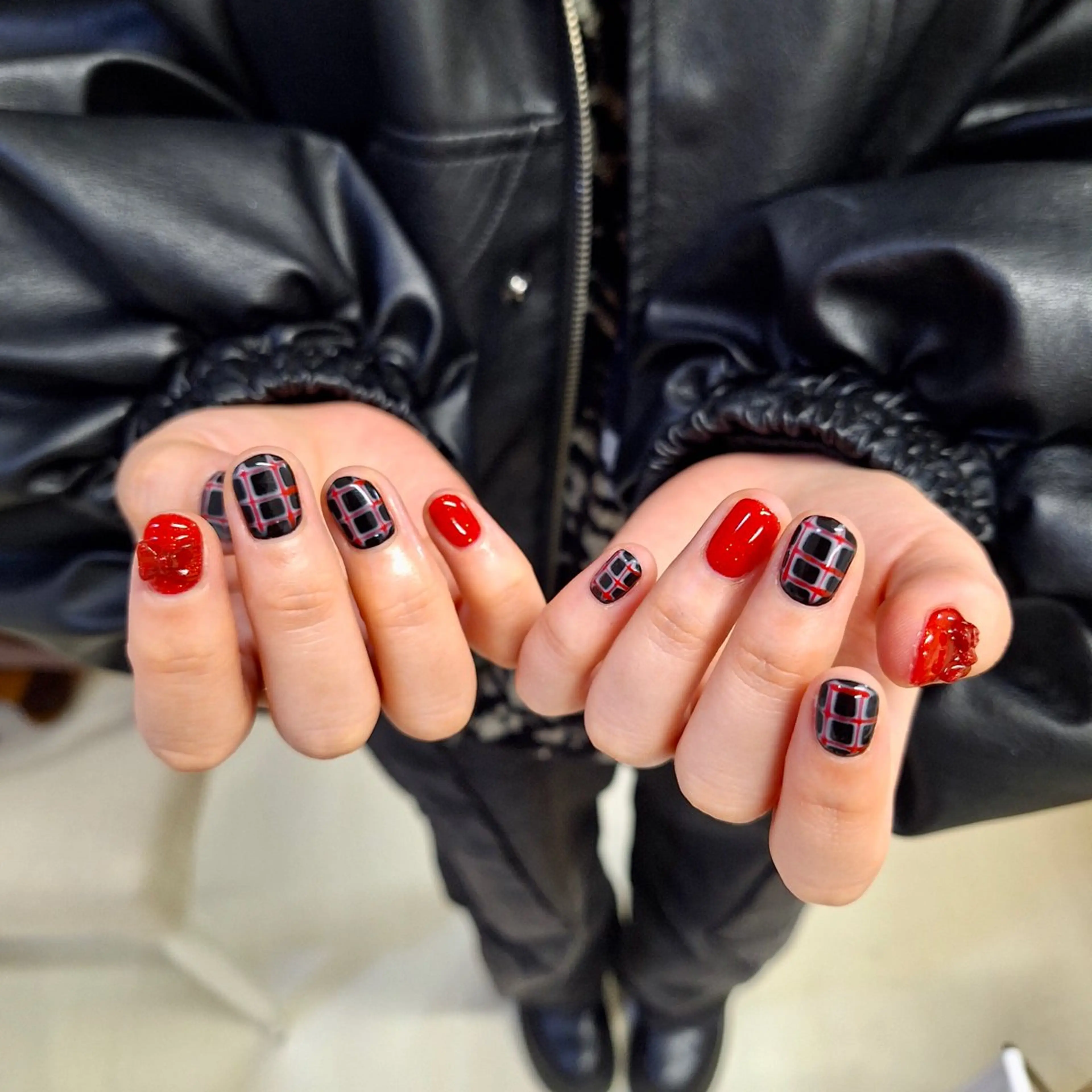 ネイル アートネイル べっ甲ネイル ジェルネイル グリーン キラキラネイル nailstudio eviz新宿店のネイルデザイン