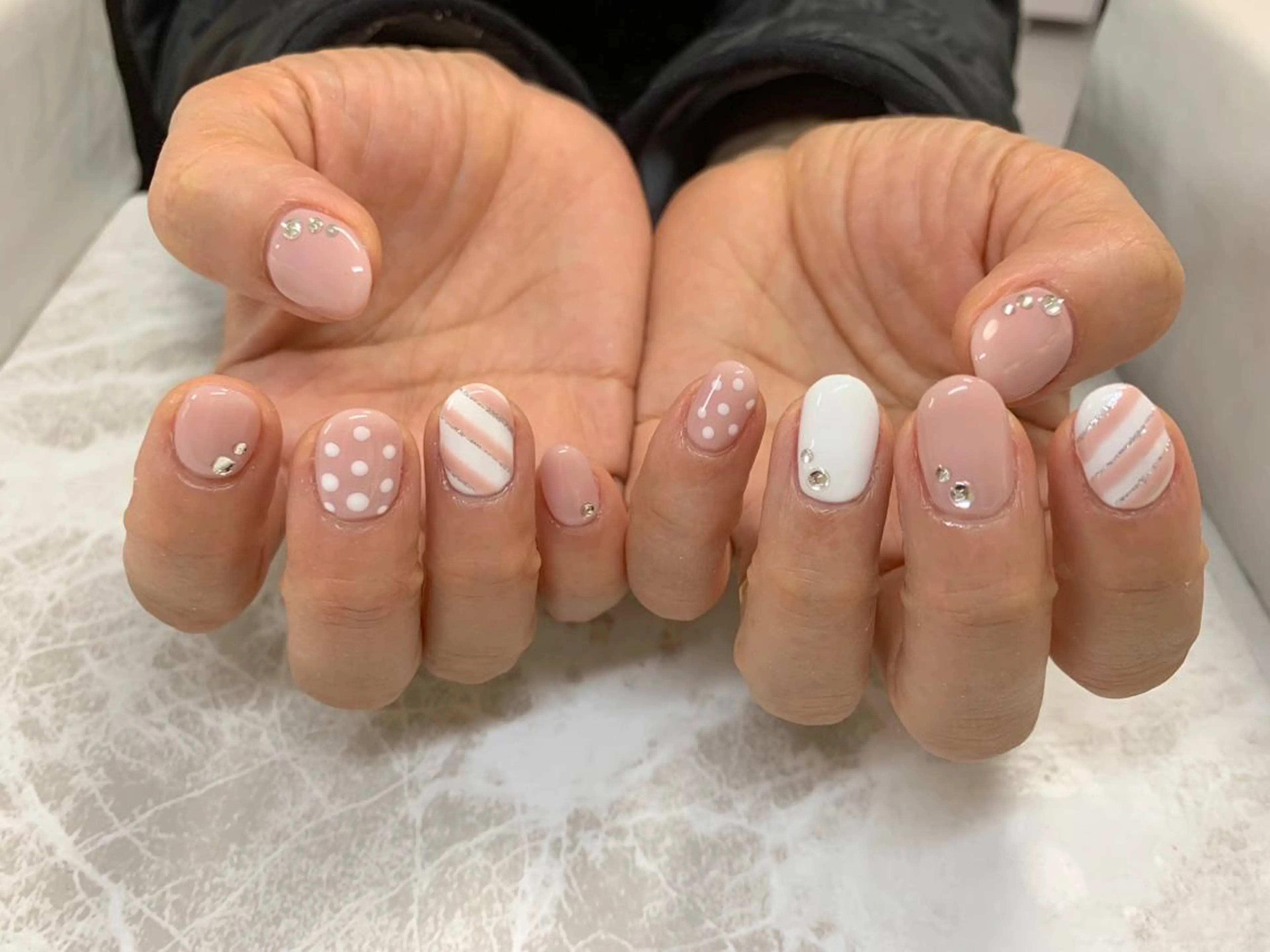 ネイル ドット ハンドネイル ハンドケア LULU LIMAのネイルデザイン