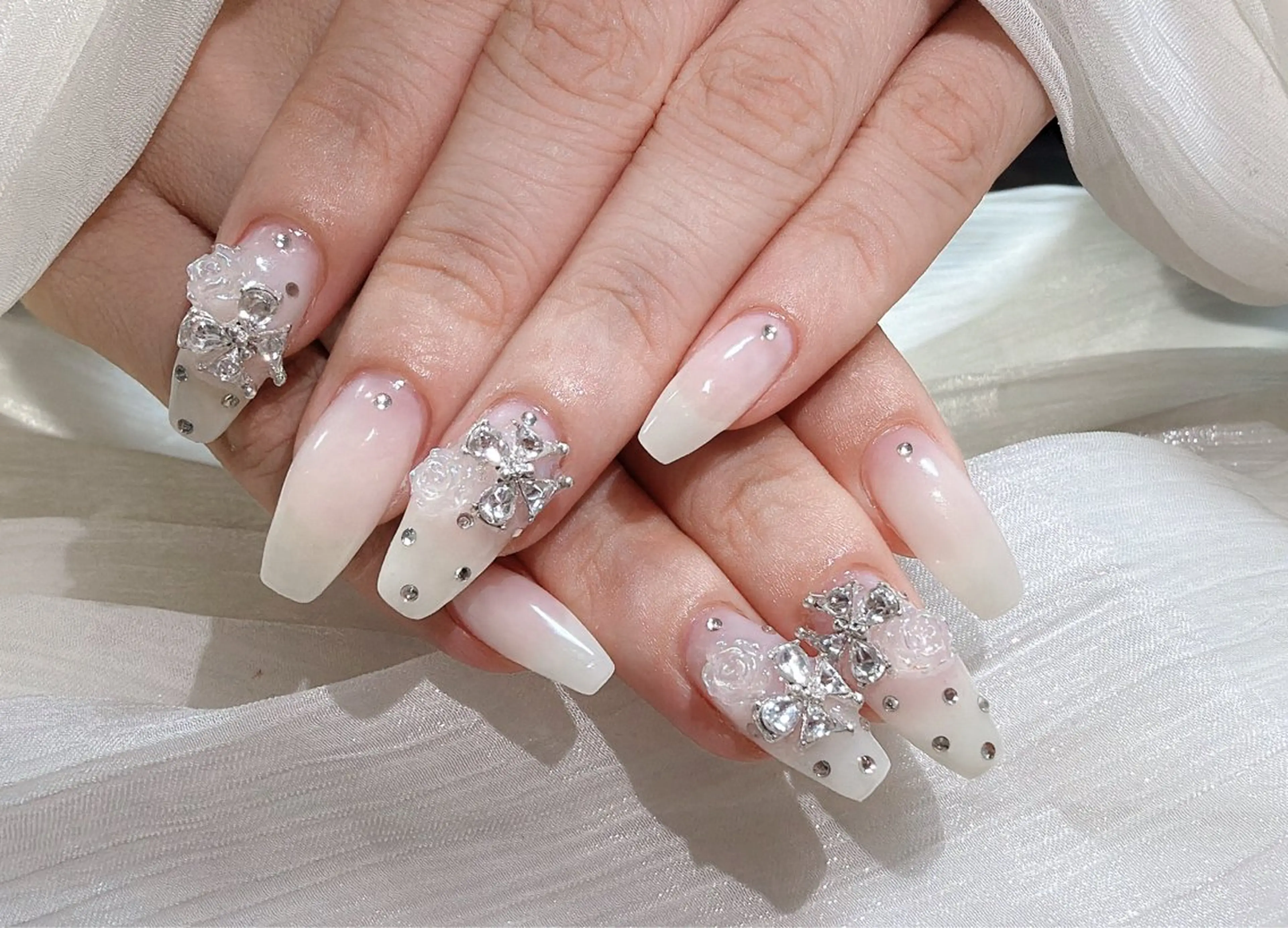 ネイル アートネイル オーロラネイル ガーリー キラキラネイル 韓国ネイル ハンドネイル 日向 あゆみのネイルデザイン