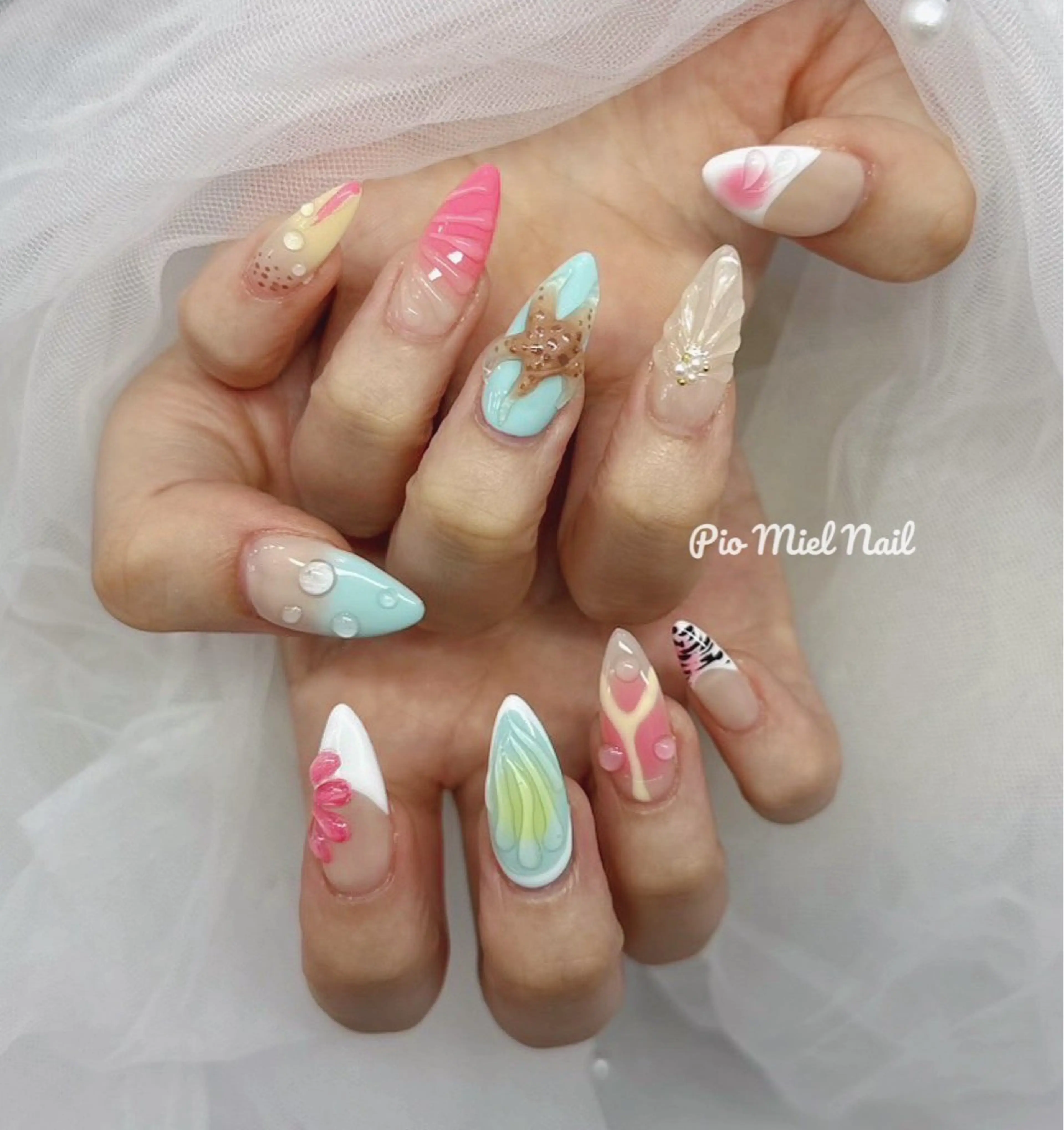 ネイル アニマル柄 アートネイル ブルー クリアネイル フラワーネイル ハンドネイル momo 長さだしのネイルデザイン