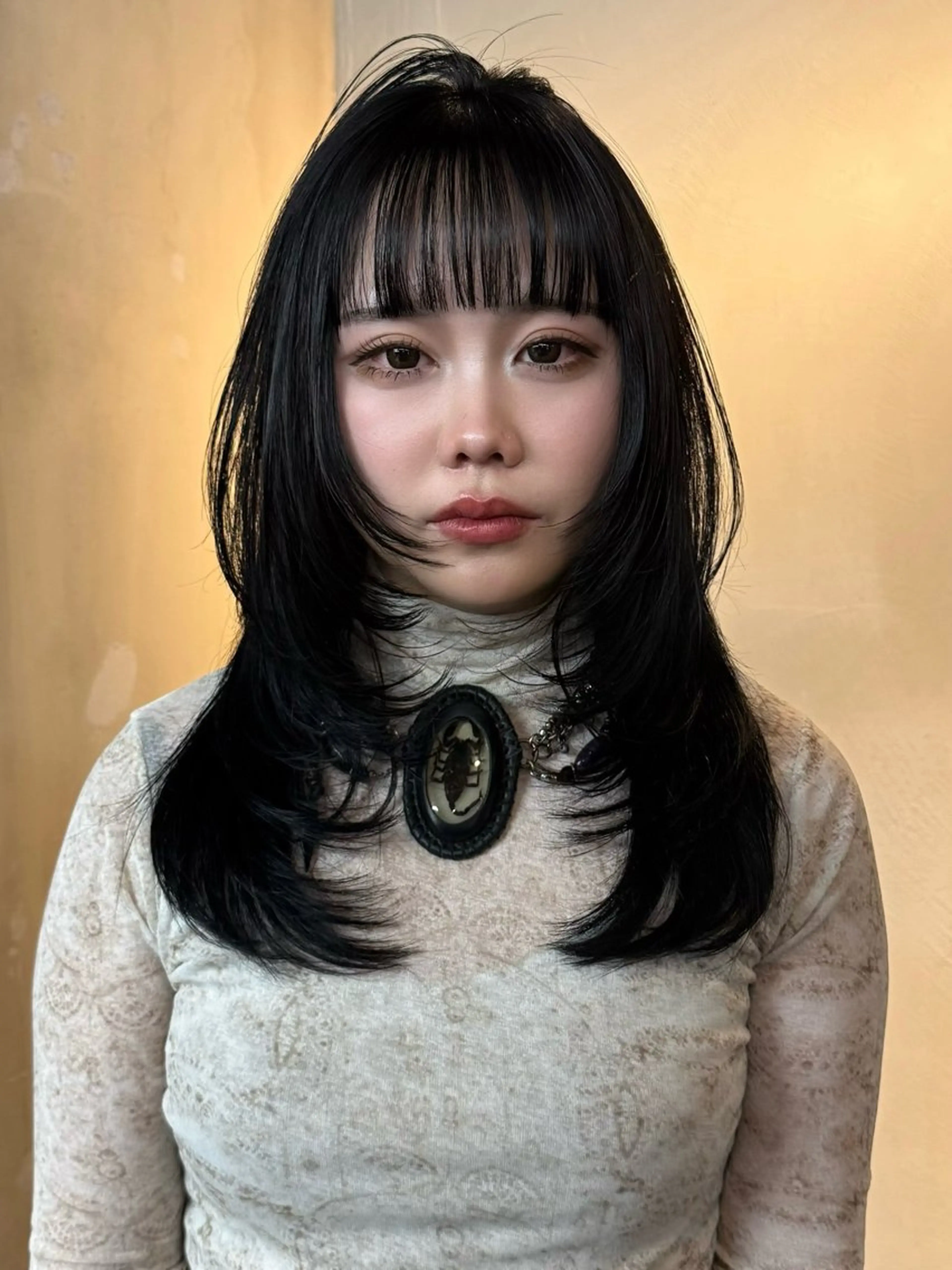 セミロング カラー イツク ⚡️ ルーツ/ハイトーンのヘアスタイル