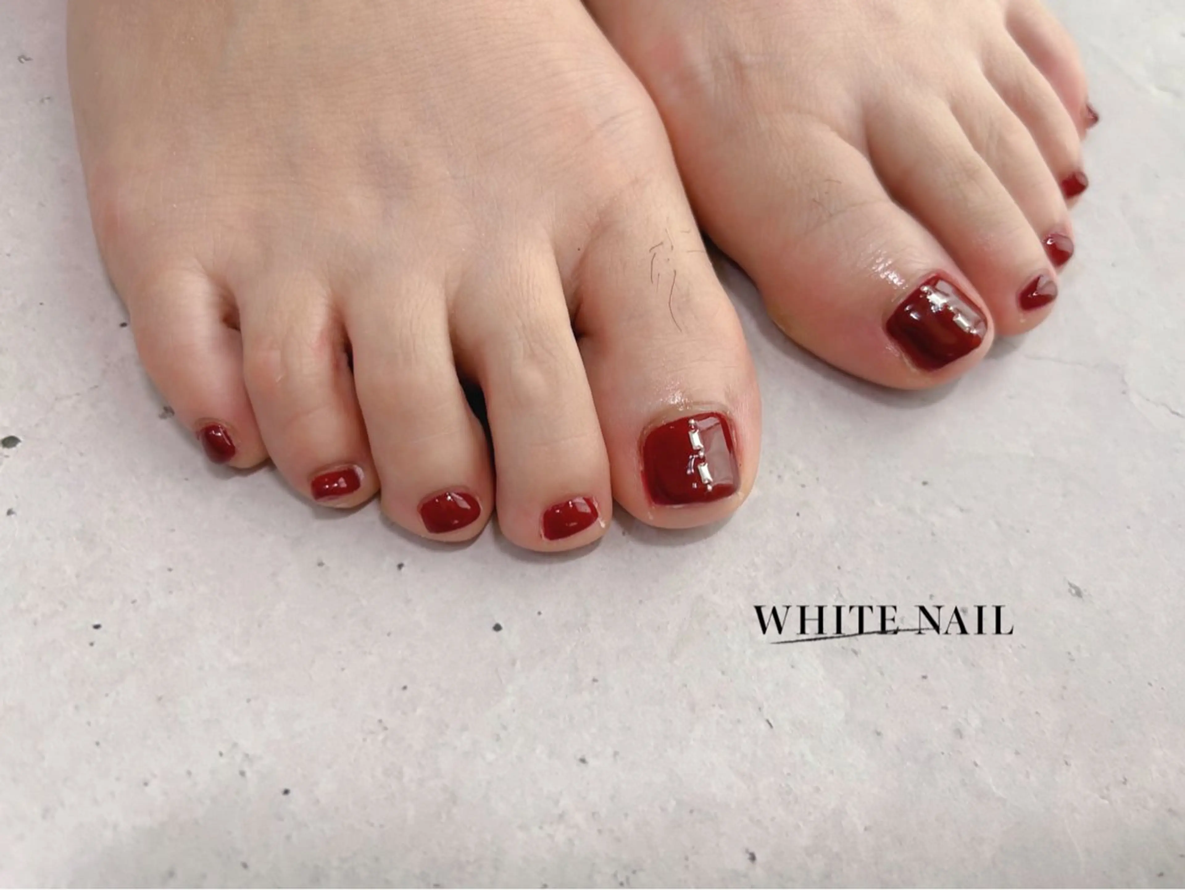 ネイル シンプルネイル フットネイル WHITE NAIL ホワイトネイルのネイルデザイン