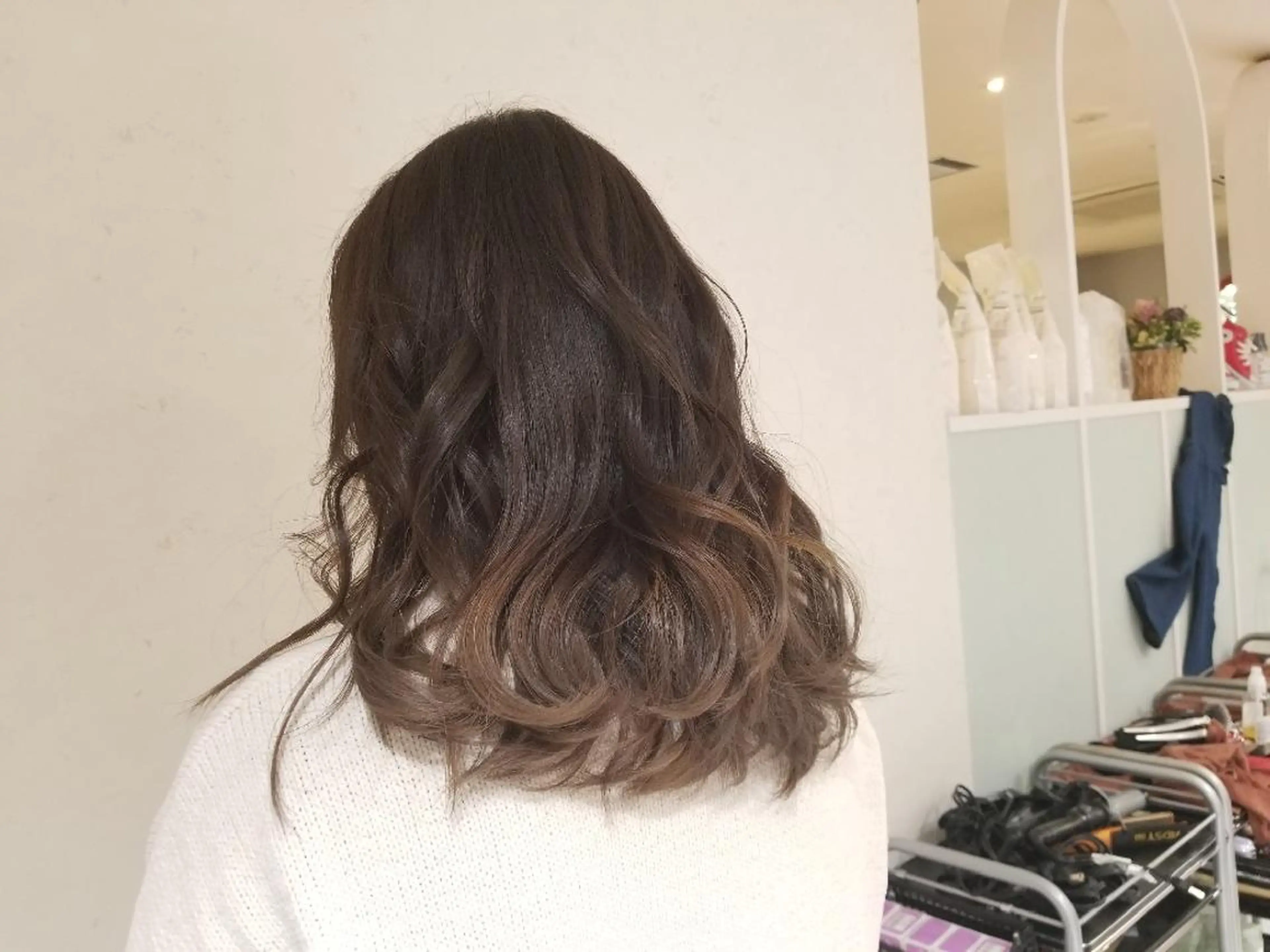 ミディアム カット ヘアカラー トリートメント SAKURA (サクラ)のヘアスタイル