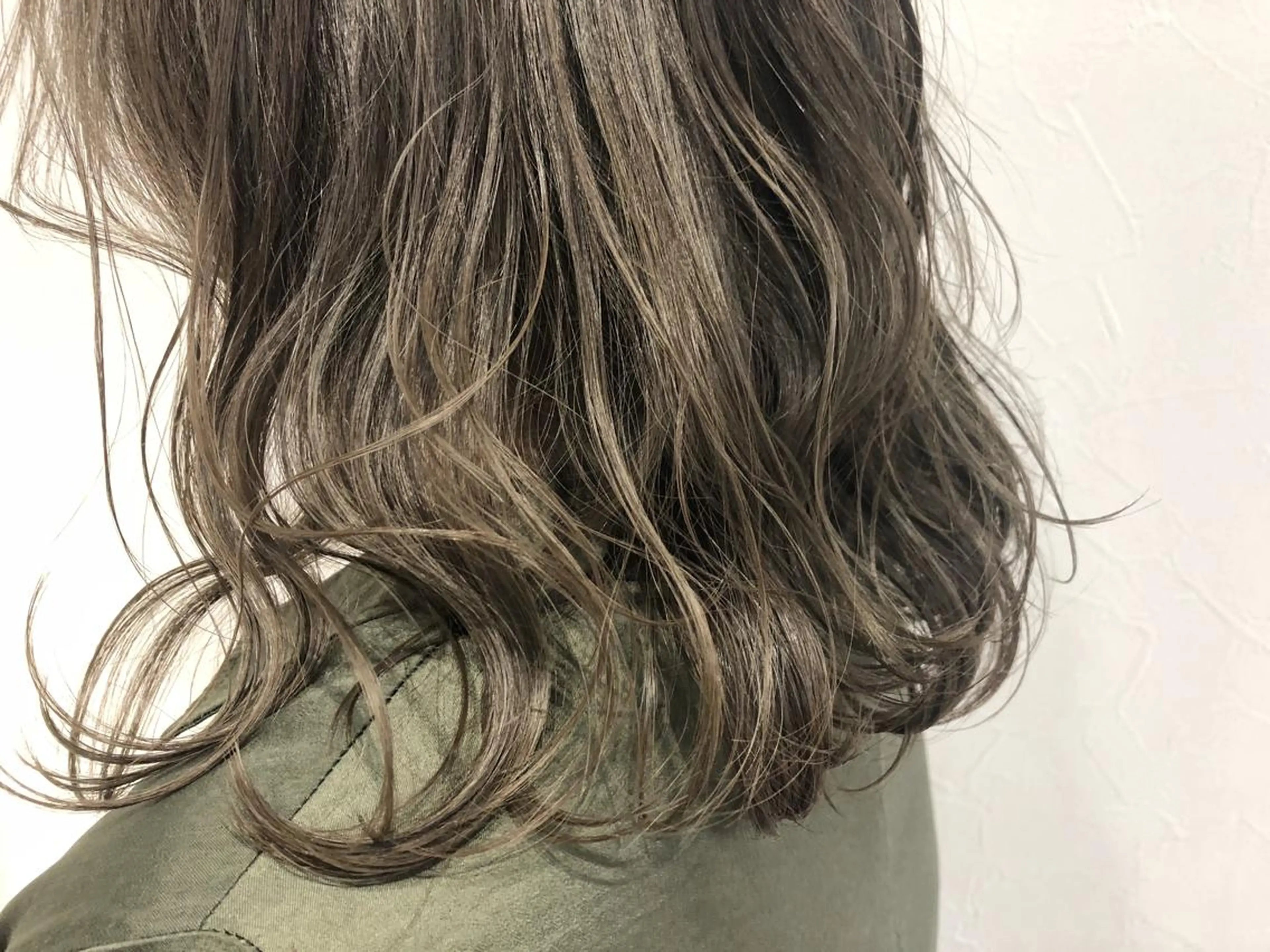 カラー アッシュ グレージュ ハイライトカラー 夜23時まで予約🉑 reverieあきらのヘアスタイル