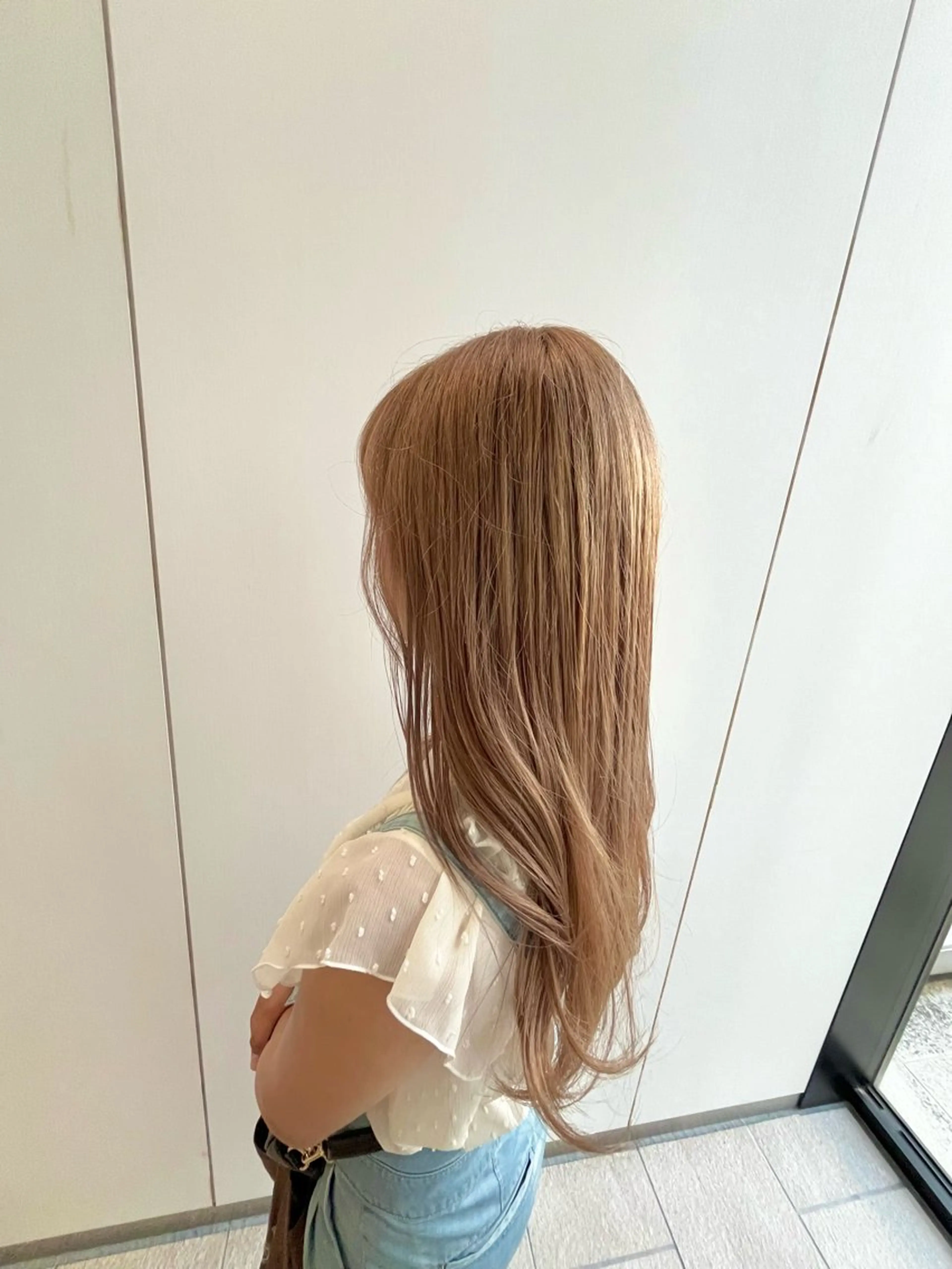 ロング カラー ベージュカラー ブリーチ 川島 穂乃香のヘアスタイル