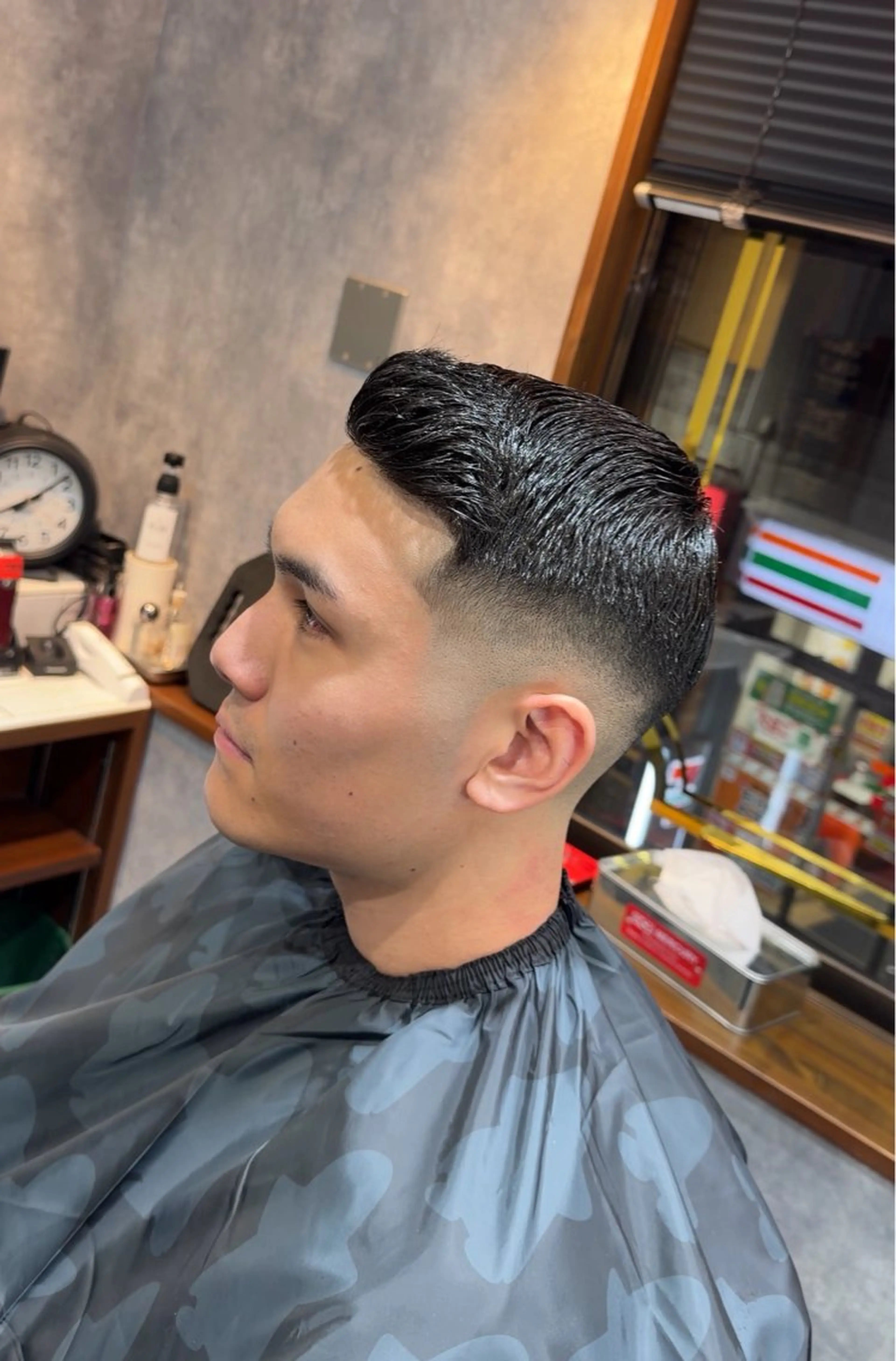 ショート メンズ フェードカット 安立 玲於のヘアスタイル