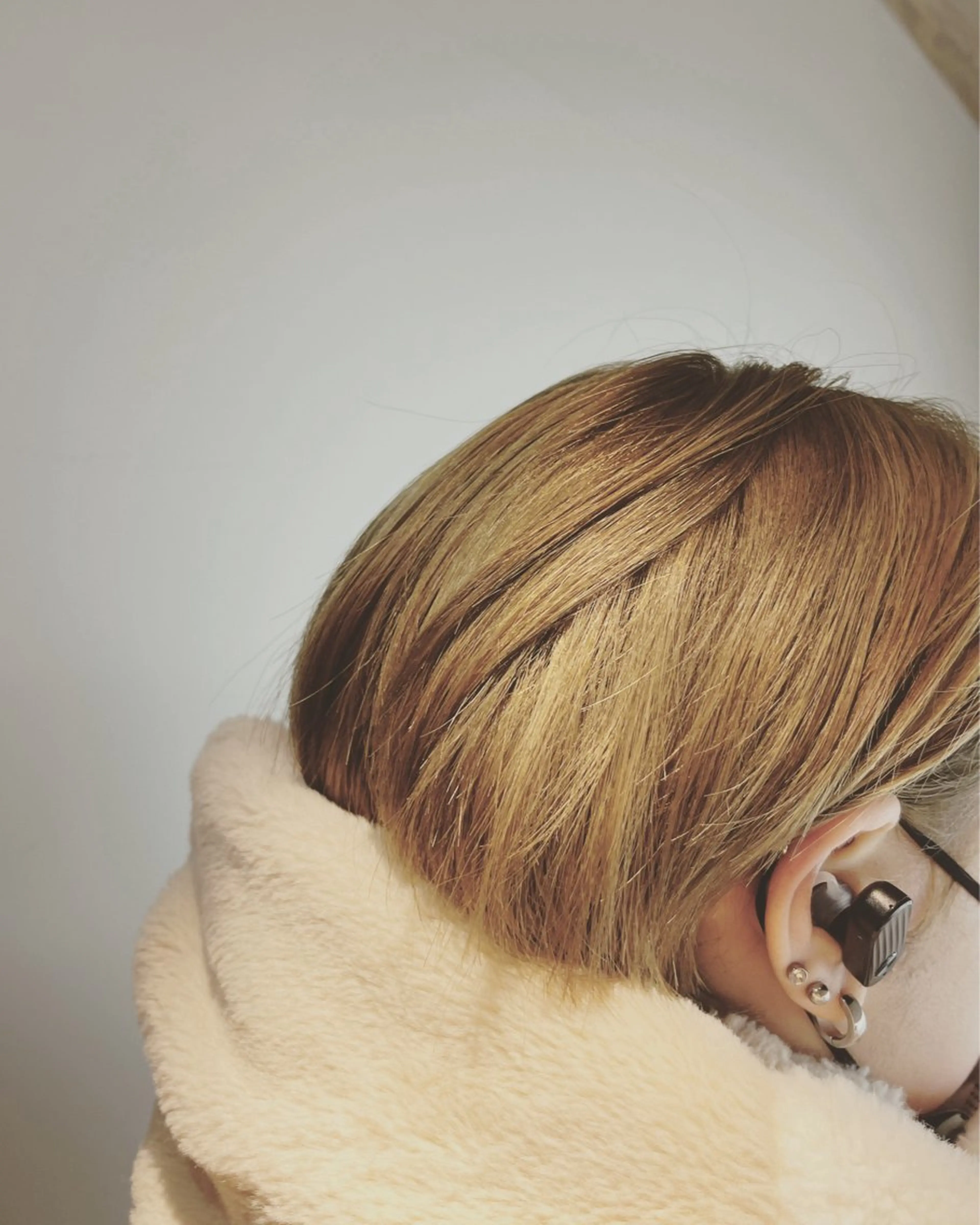 ショート カラー ブリーチ 上石 遥のヘアスタイル