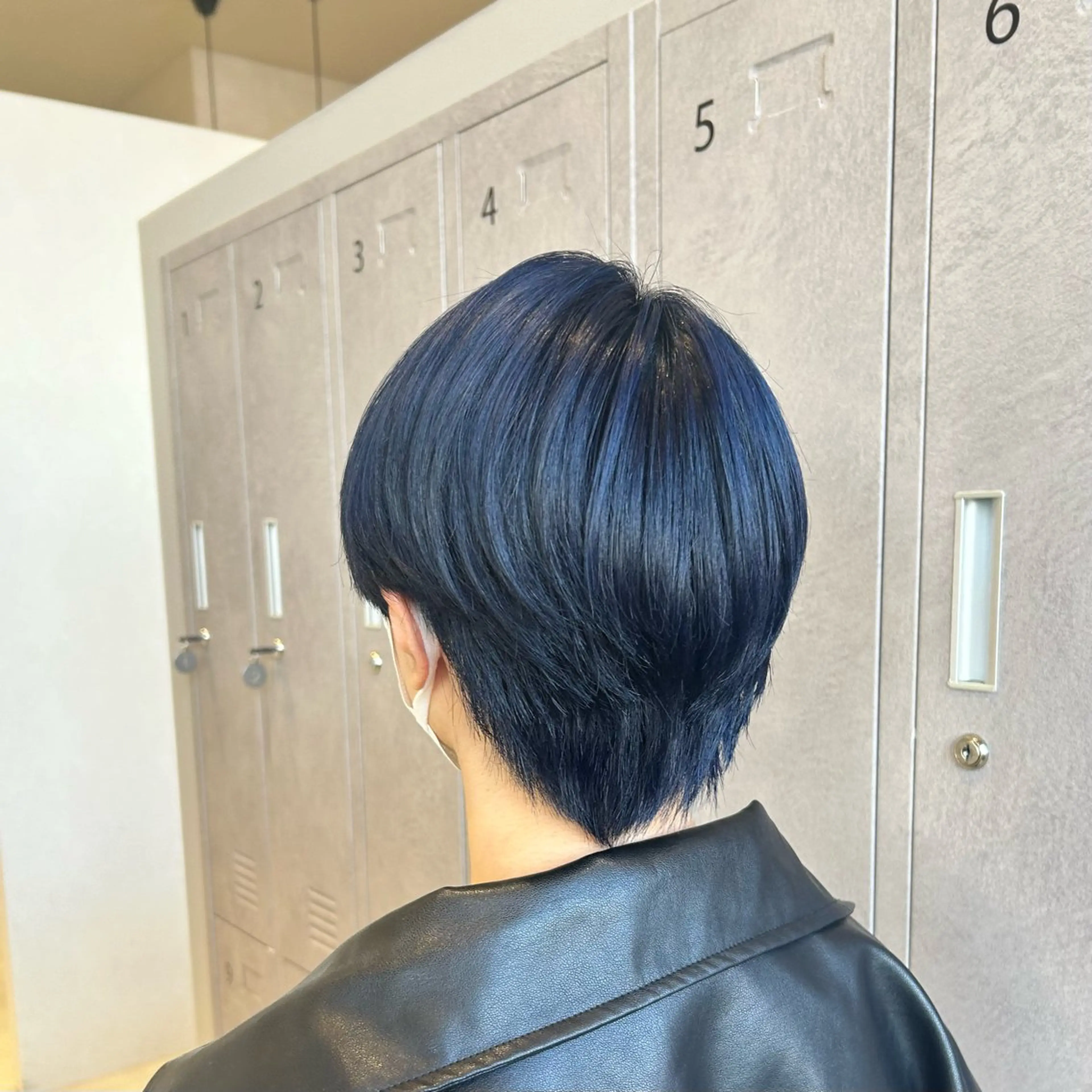 ショート カラー ブリーチ ブルーカラー ヘアカラー 馬場 美咲のヘアスタイル