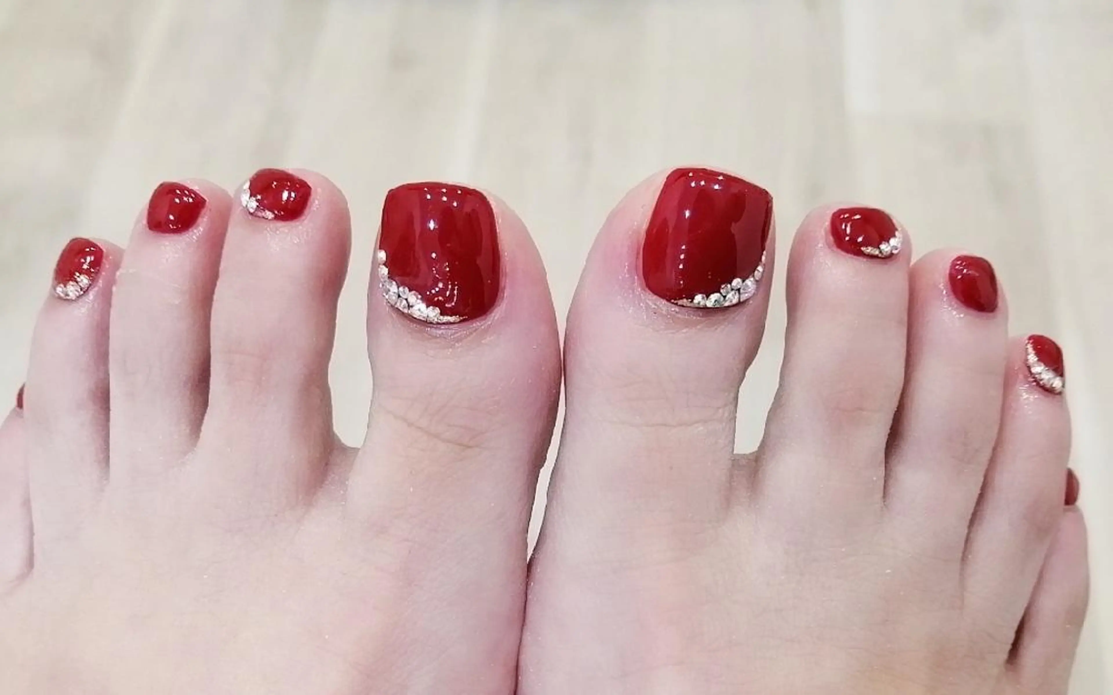 ネイル フットネイル 赤色 I.プライベート ネイルサロンのネイルデザイン