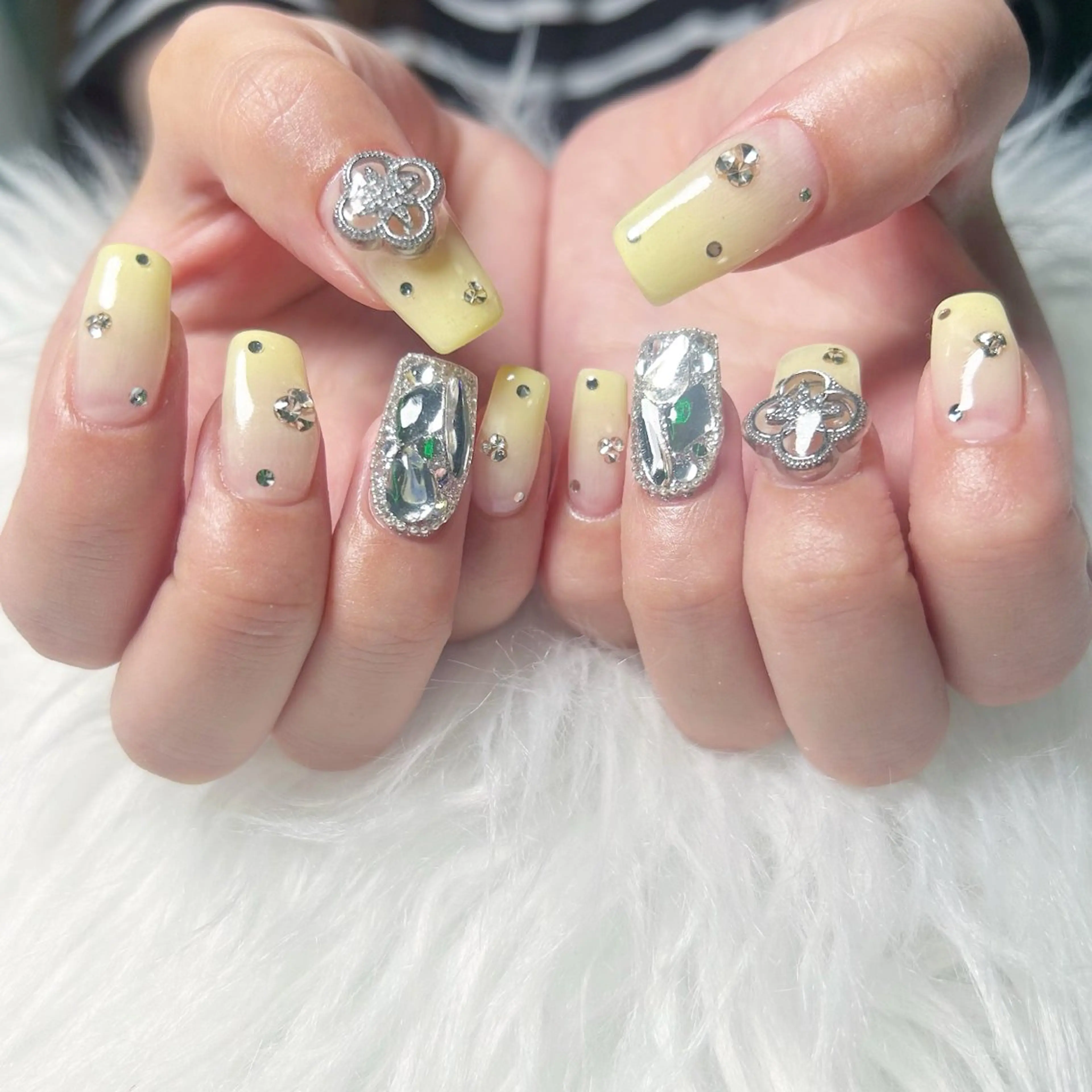 ネイル グラデーション 黄色 ハンドネイル haacnails（ハーシーネイル）所属・haac nailsのネイルデザイン