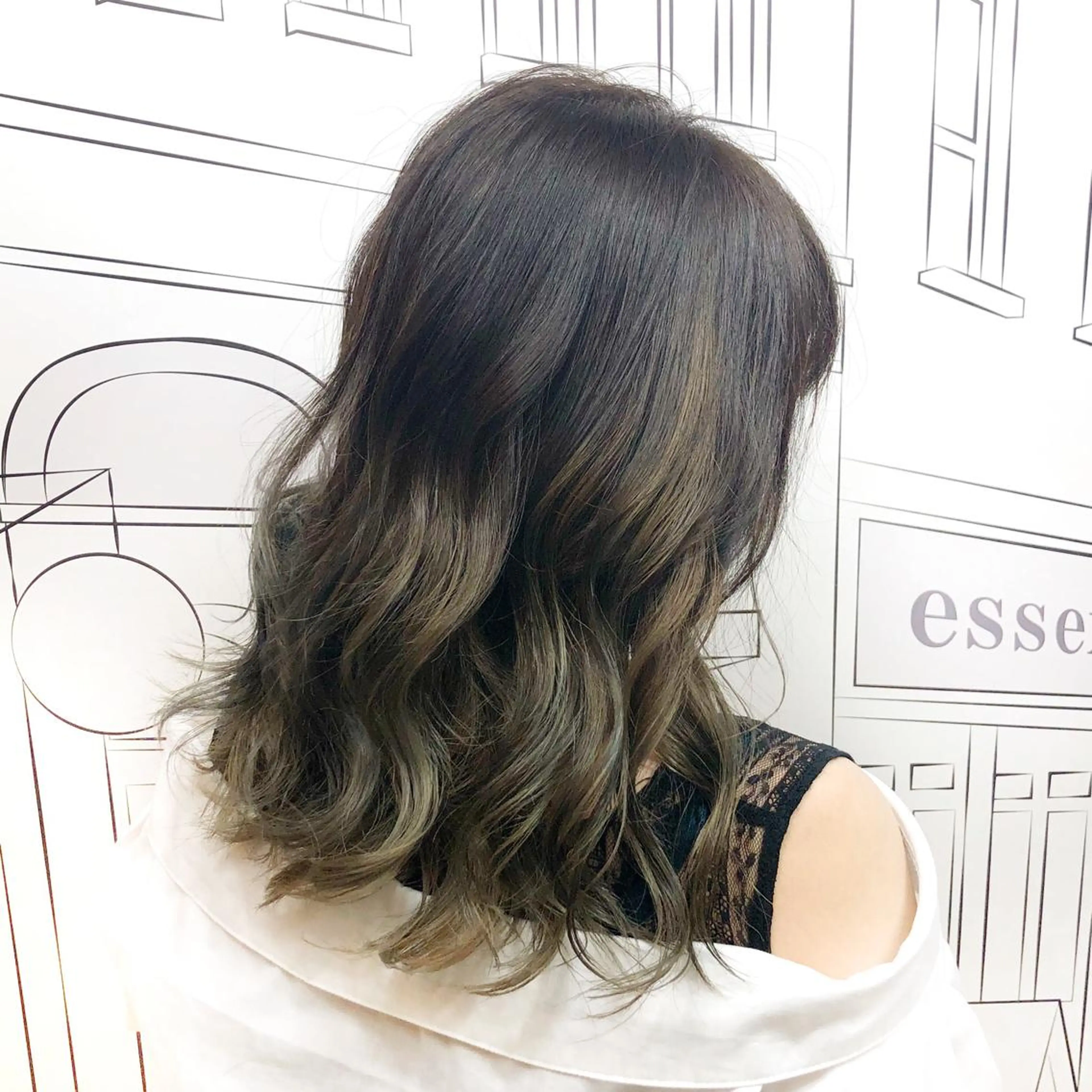 ミディアム カラー アッシュ バレイヤージュ ベージュカラー レイヤーカット TOMOKA 艶髪/透明感カラーのヘアスタイル