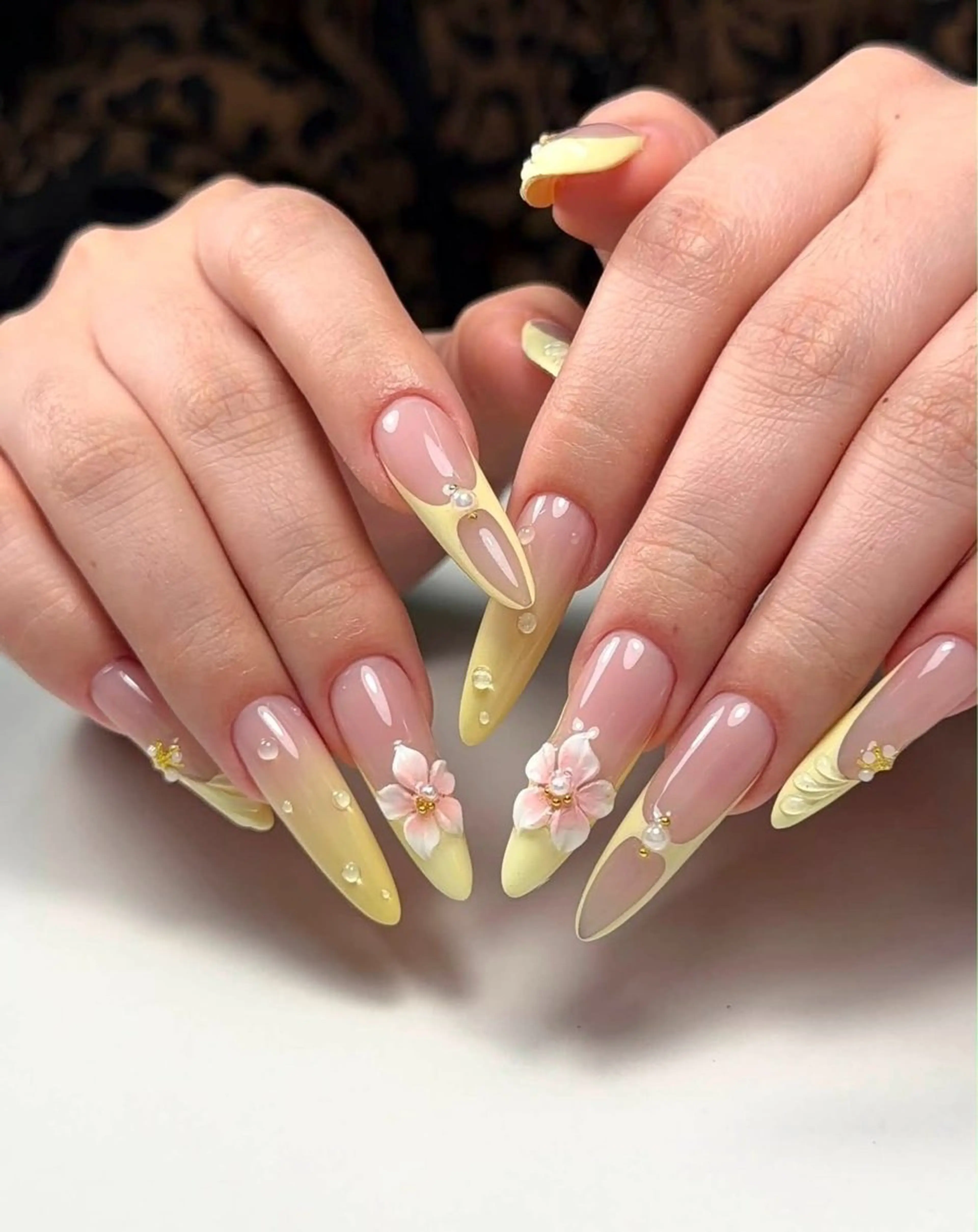 ネイル オーロラネイル ブラウン フラッシュネイル フラワーネイル ホログラムネイル ハンドネイル Rin Nail 新大久保店のネイルデザイン