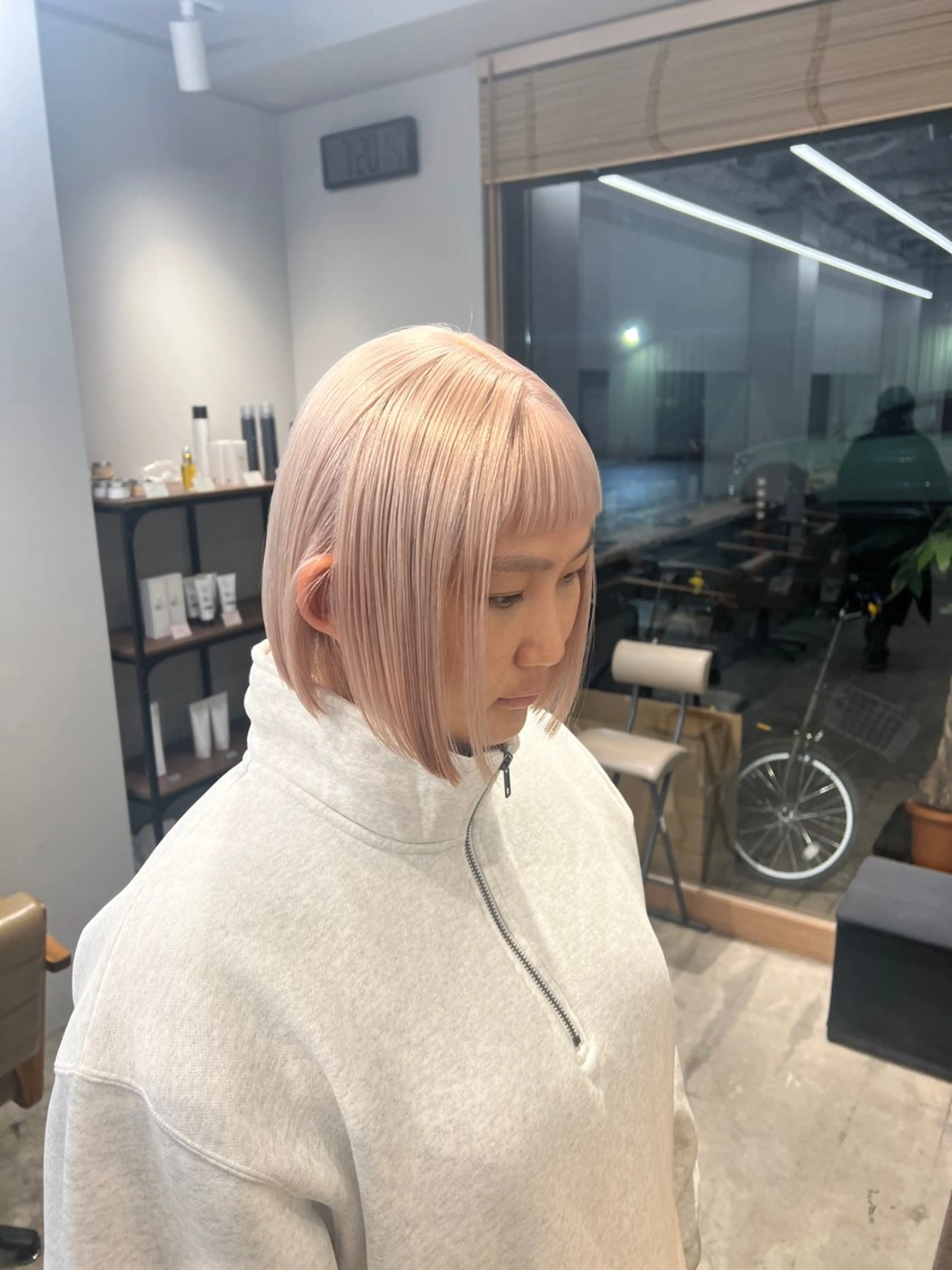 ショート カラー ベージュカラー ホワイトベージュ ボブ ブリーチ毛の縮毛矯正 ハイトーン/岡本智樹のヘアスタイル