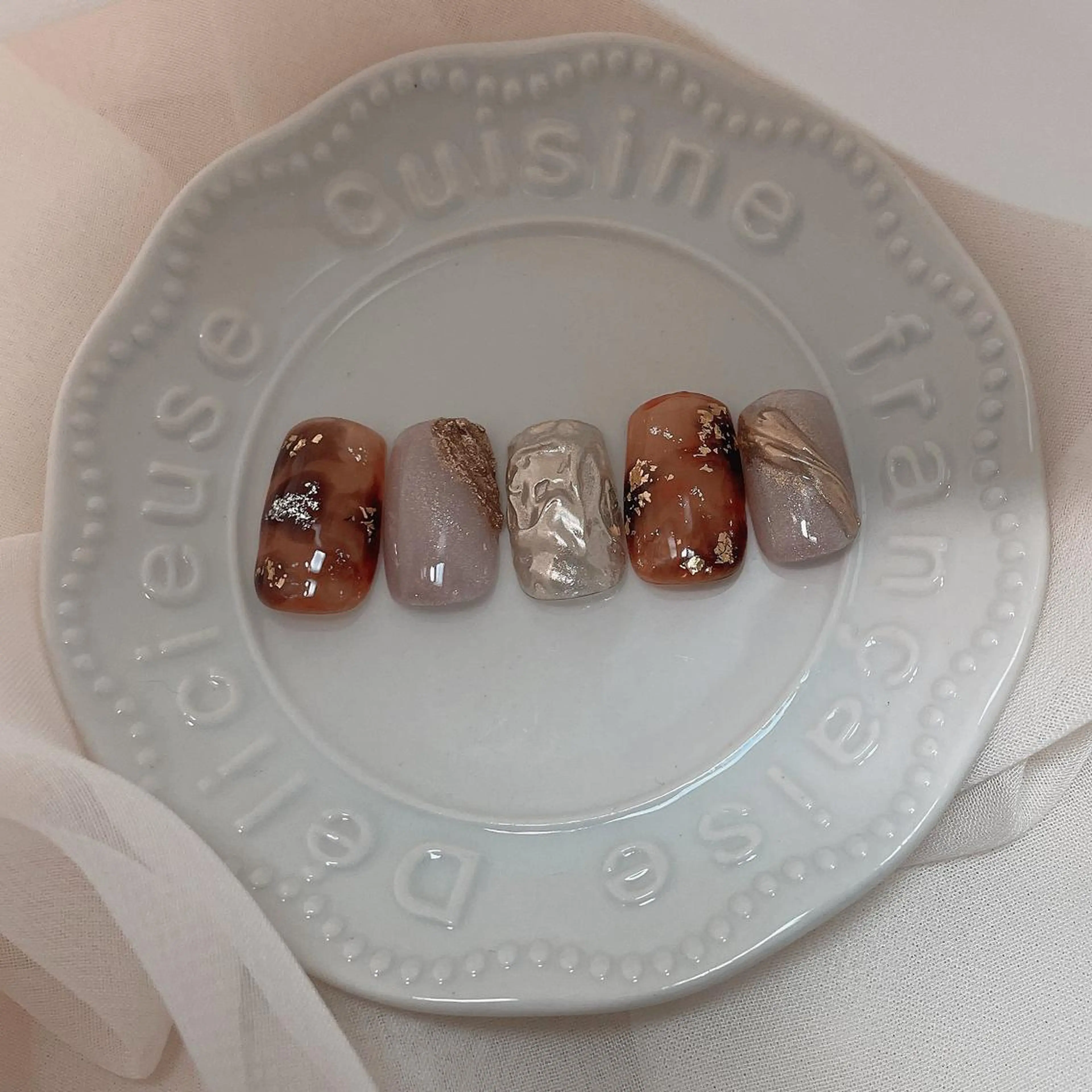 ミディアム カラー ヘアアレンジ ネイル べっ甲ネイル 𓂃🦢Aurora Swan🌙𓂃のネイルデザイン