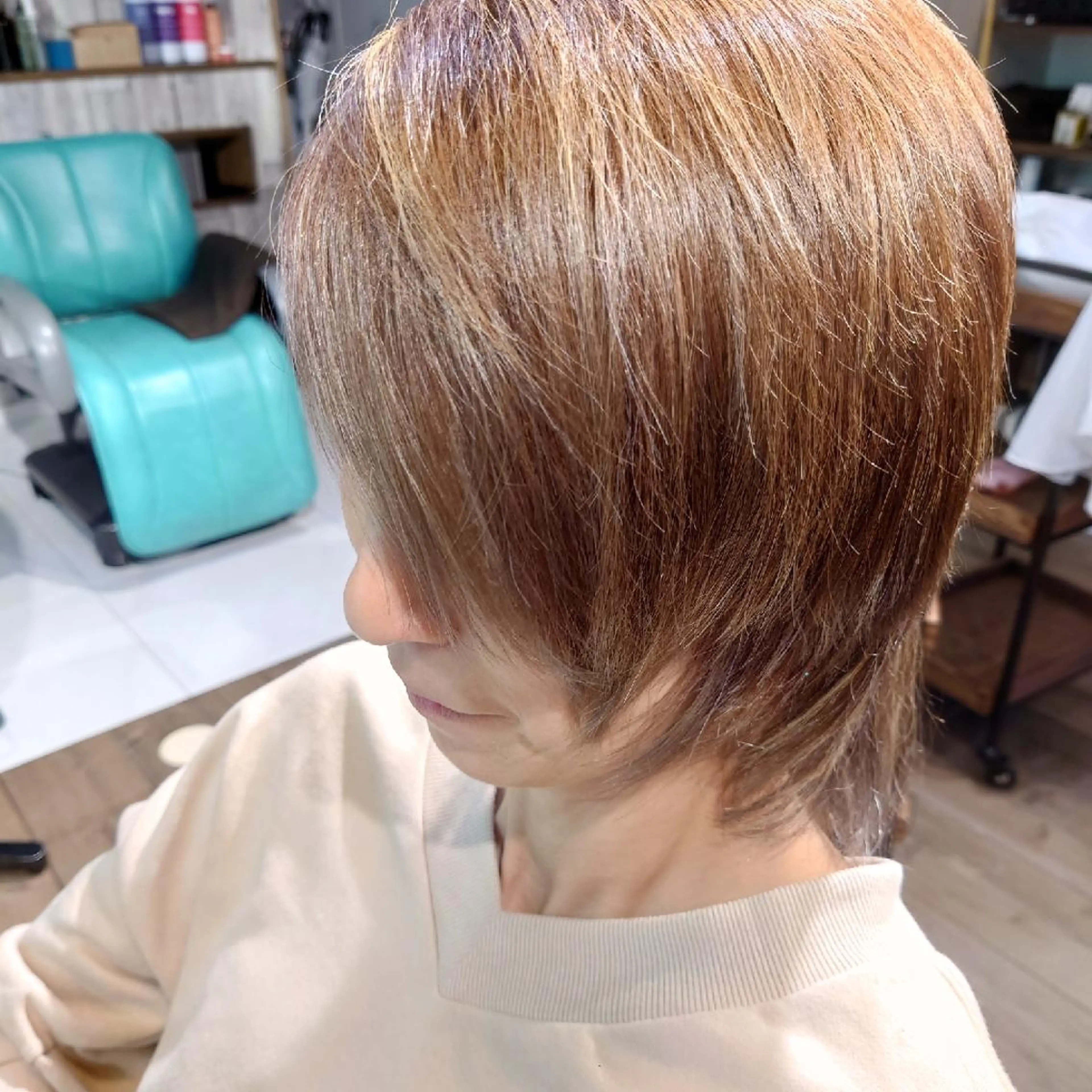ショート カラー くせ毛 伊藤 新のヘアスタイル