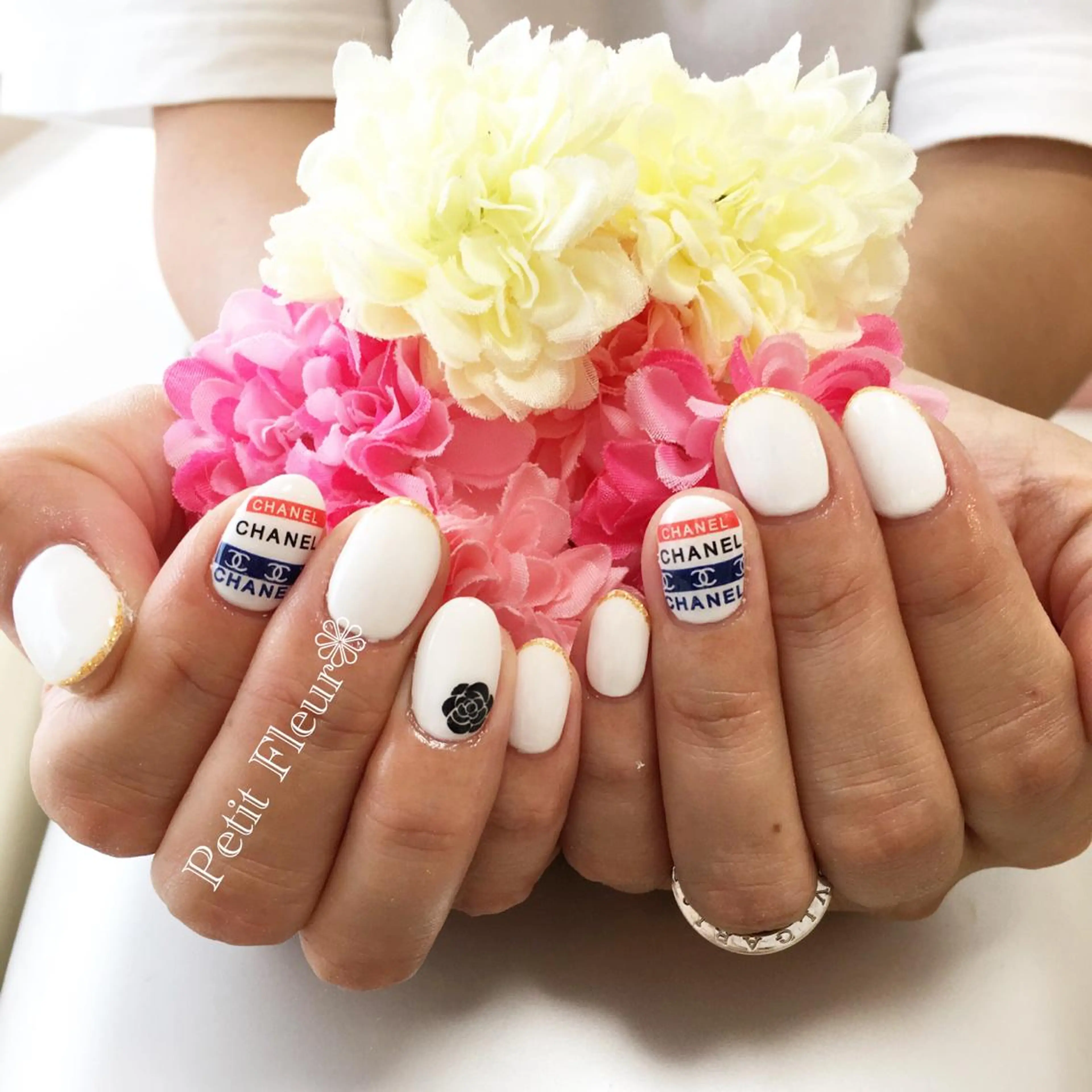 ネイル ラメ(グリッター) 持ち込み ワンカラーネイル シンプルネイル ホワイト Petit Fleur所属・青柳 亜梨奈のマツエク・マツパデザイン