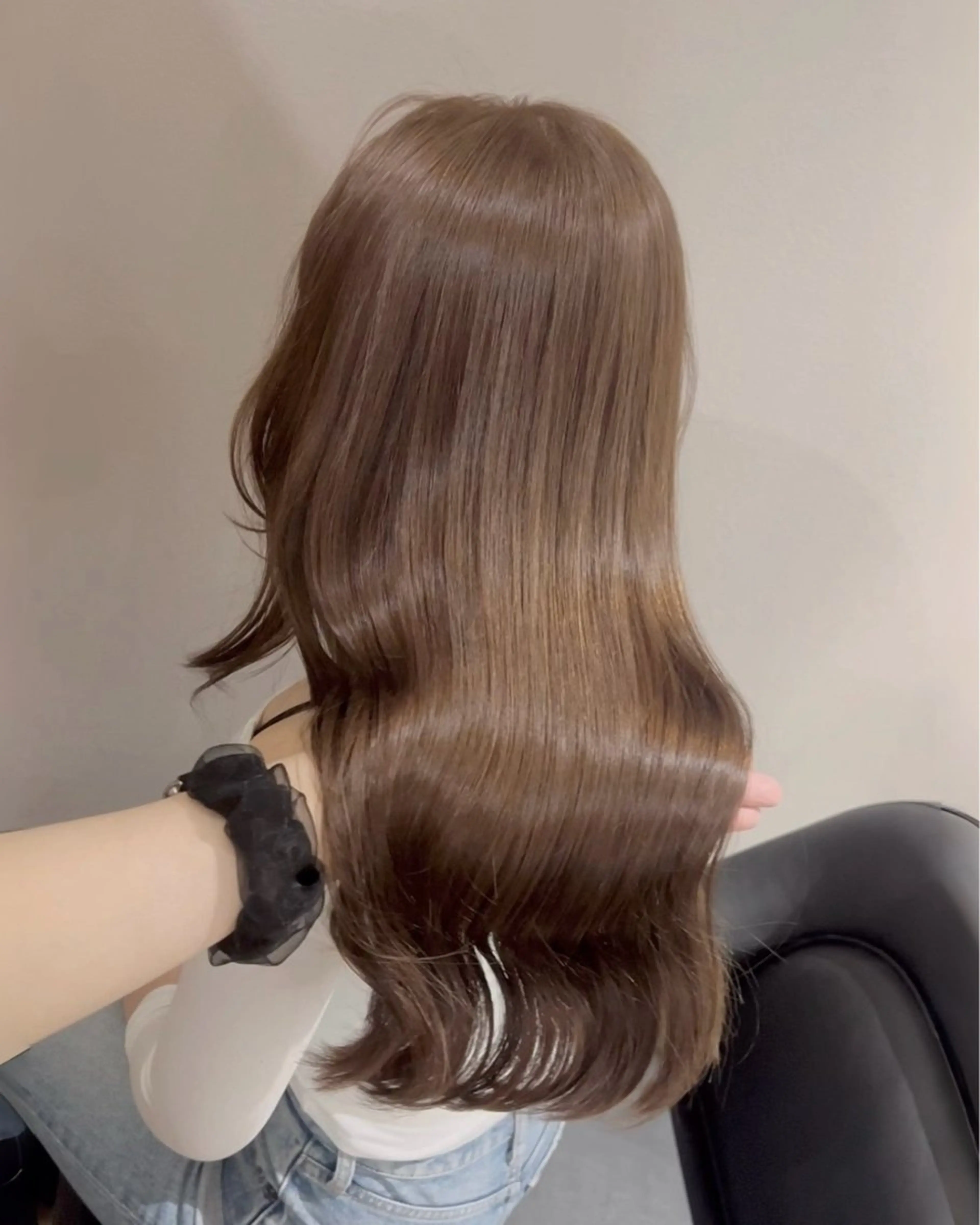 ロング カラー パーマ アッシュ アッシュグレー アッシュグレージュ ベージュカラー ブリーチ カット ヘアカラー トリートメント akira｜ 透明感ベージュ｜梅田のヘアスタイル