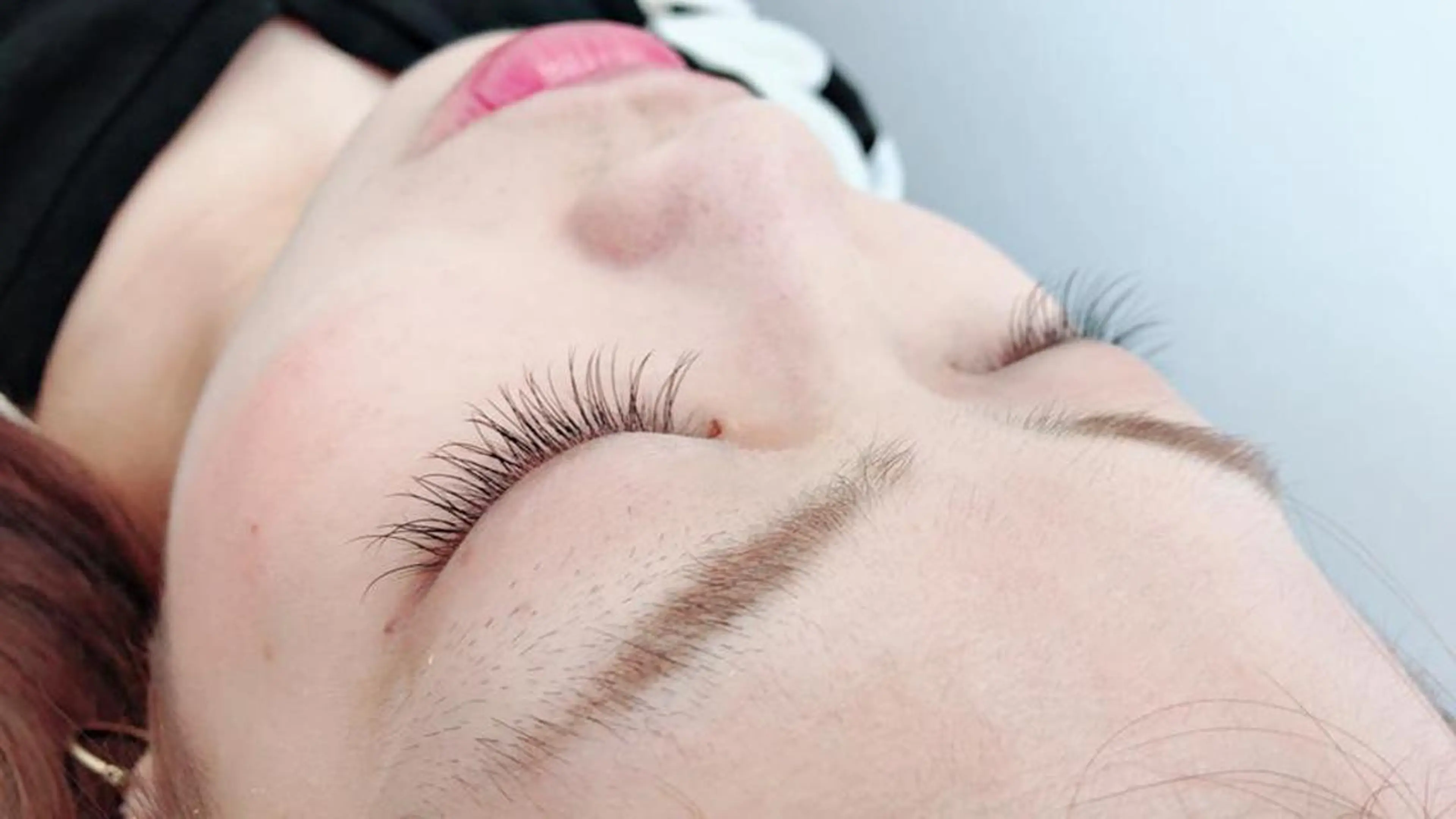 マツエク・マツパ レイヤーカット✖️ 柔らかベージュカラーのヘアスタイル