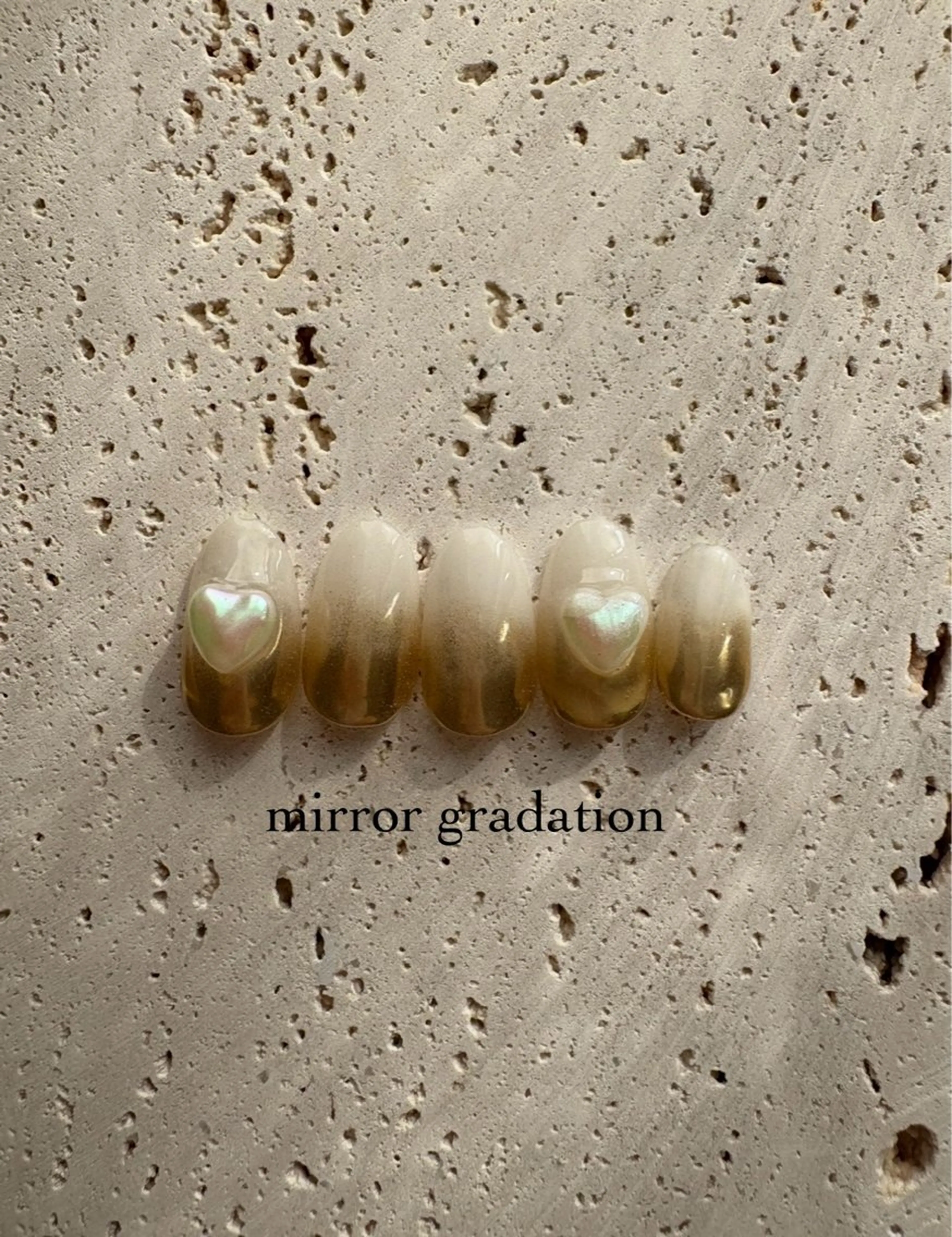 ネイル オーロラネイル グラデーション ハート ミラーネイル ぷっくりネイル nail salon Bloom.のネイルデザイン