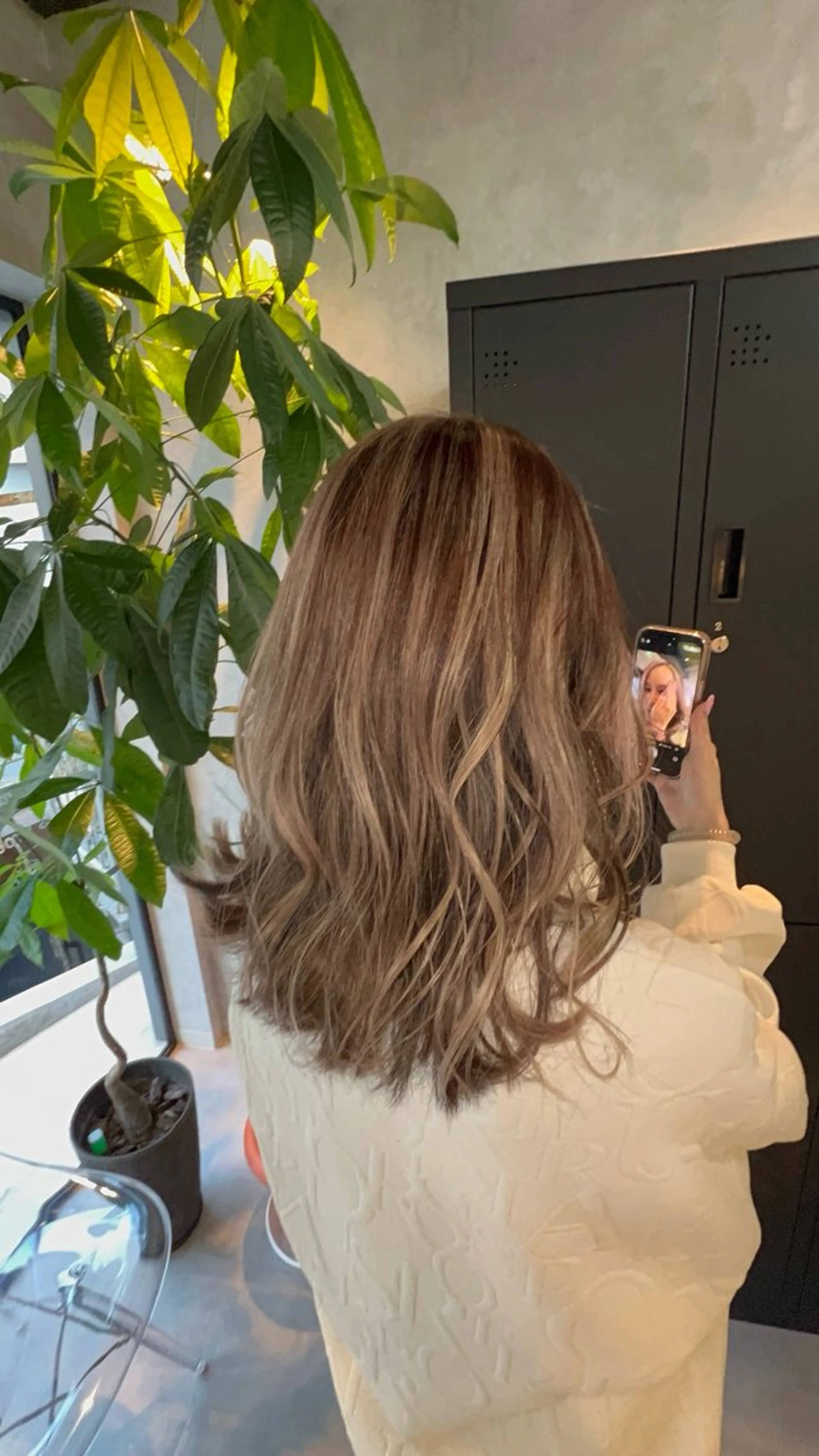 ミディアム motoトップカラー リスト/ブリーチカラのヘアスタイル