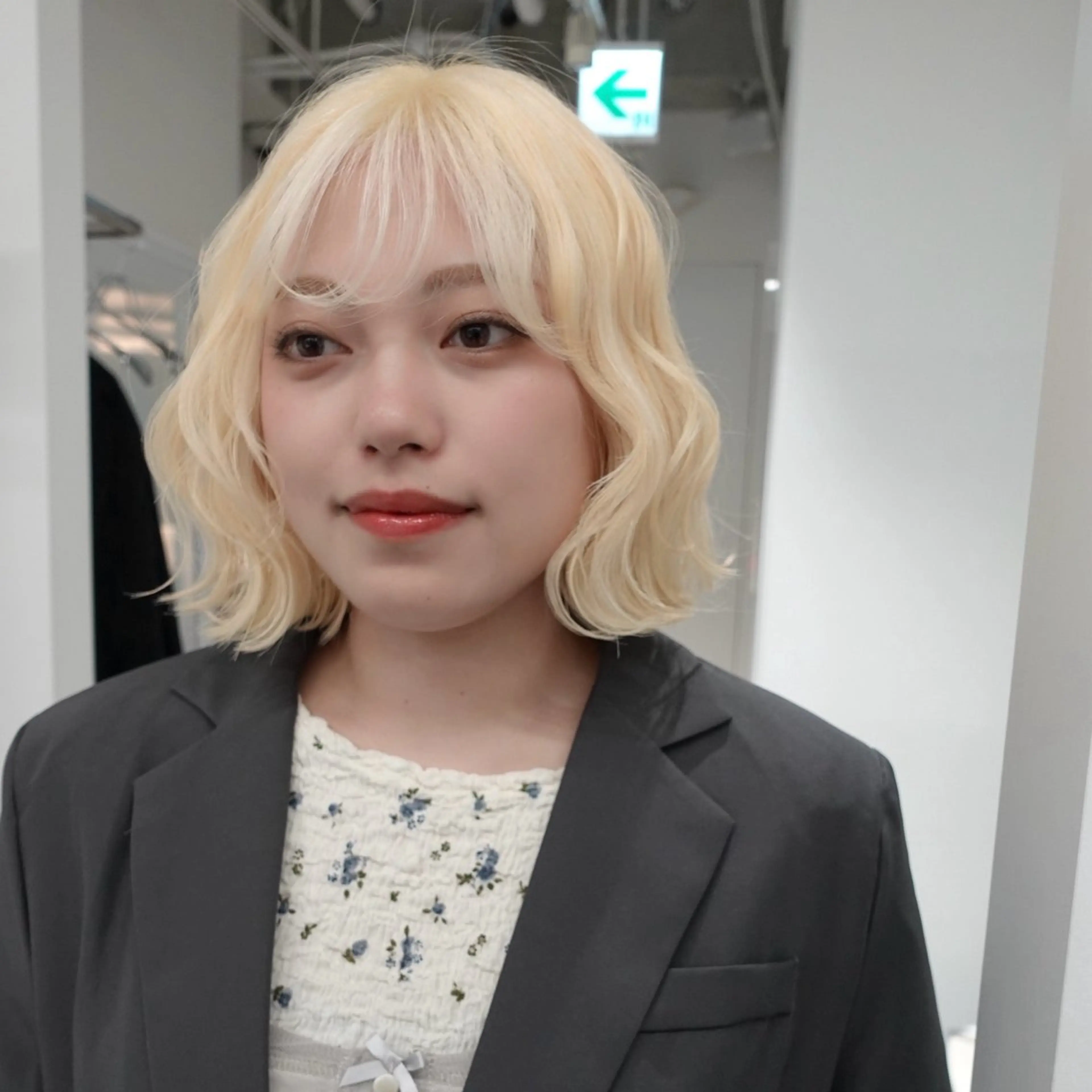 ミディアム カラー ヘアアレンジ 抜きっぱなしブロンド カット ヘアカラー 🌐サトウ リョウ🌐のヘアスタイル