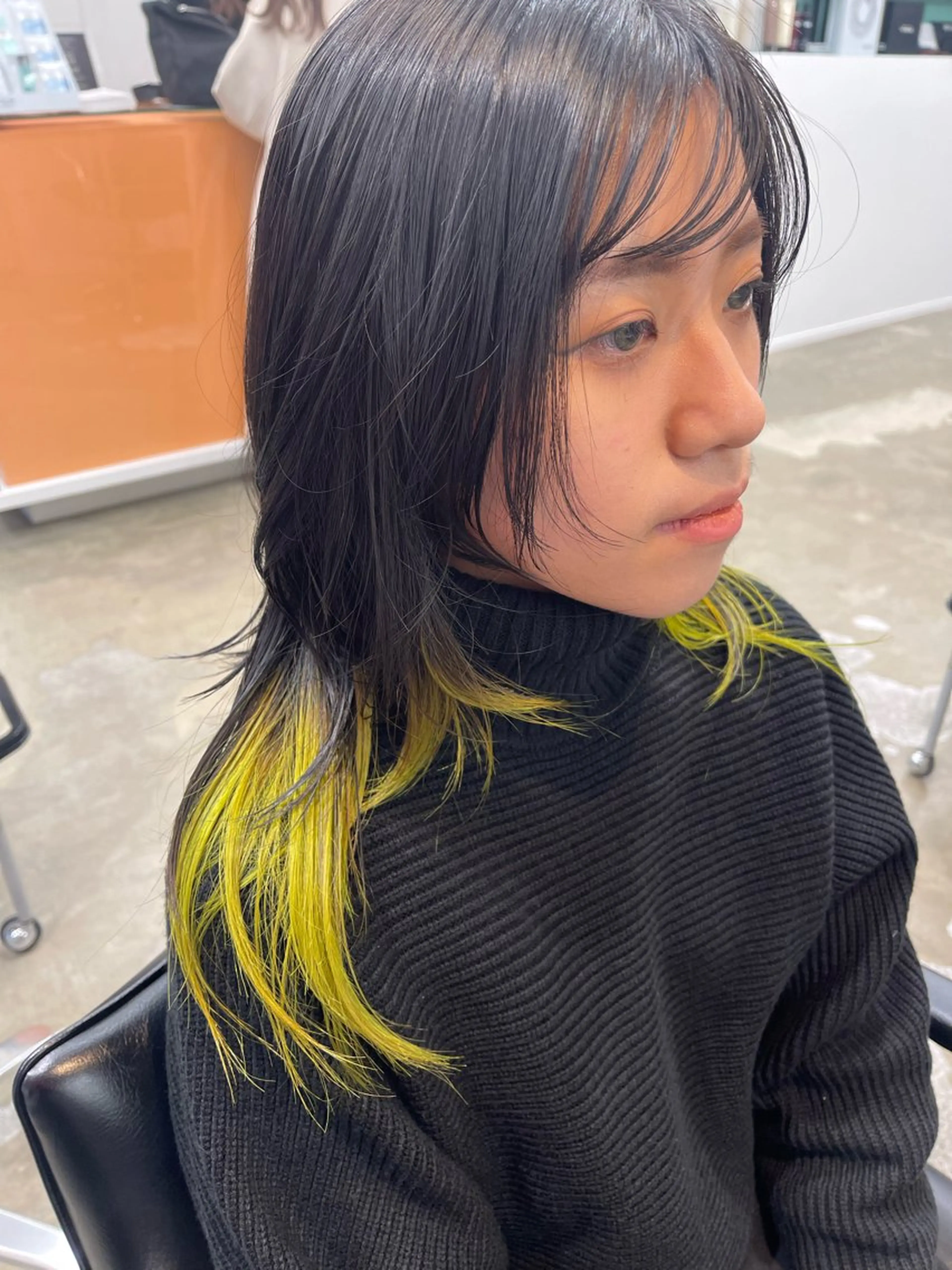 セミロング カラー 💓パーマ，💗 レイヤーカットのヘアスタイル