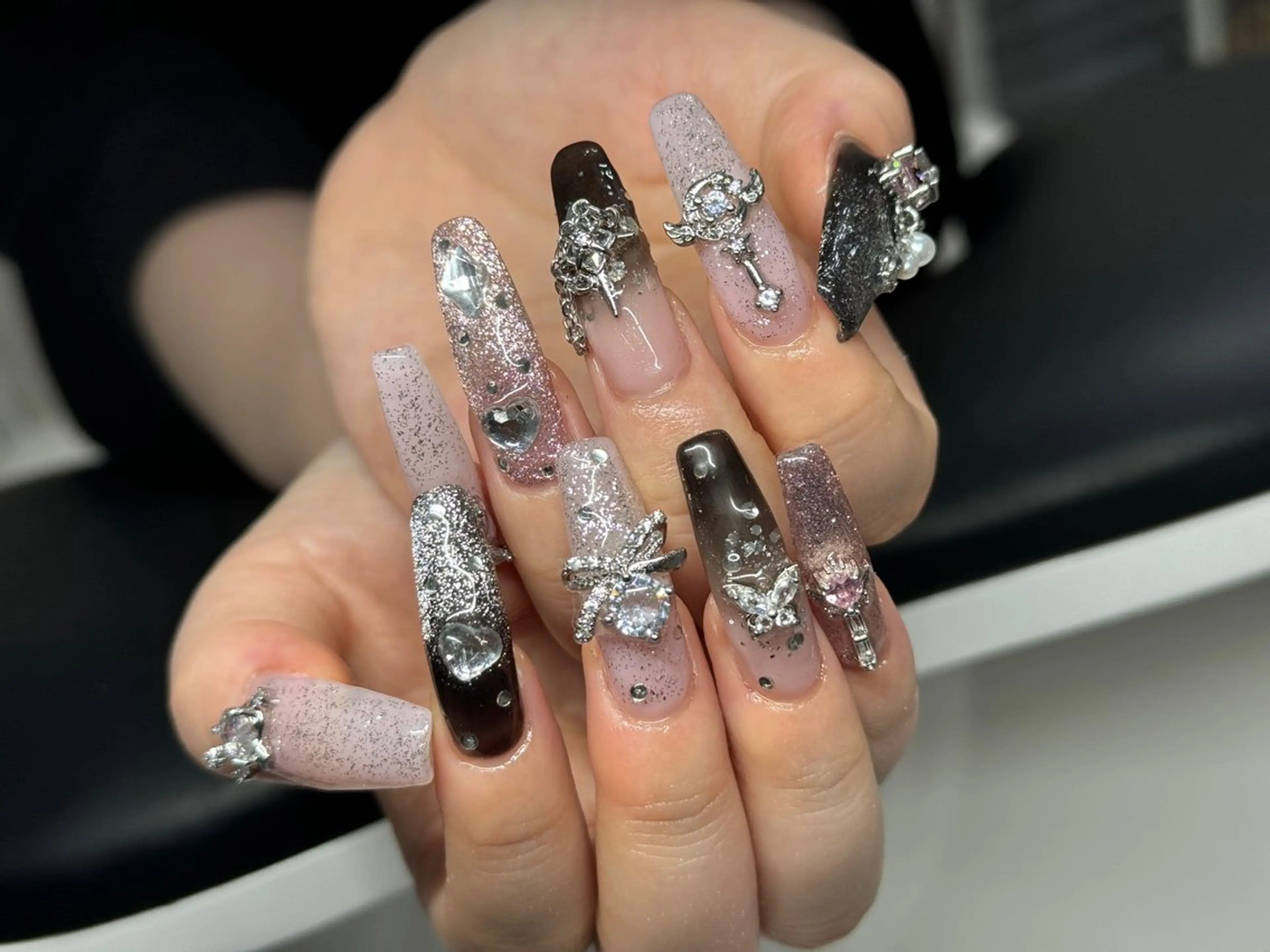 ネイル オーロラネイル フラッシュネイル ハロウィン キラキラネイル 韓国ネイル ハンドネイル ハンドケア Nail&Eyela sh Nanaのネイルデザイン