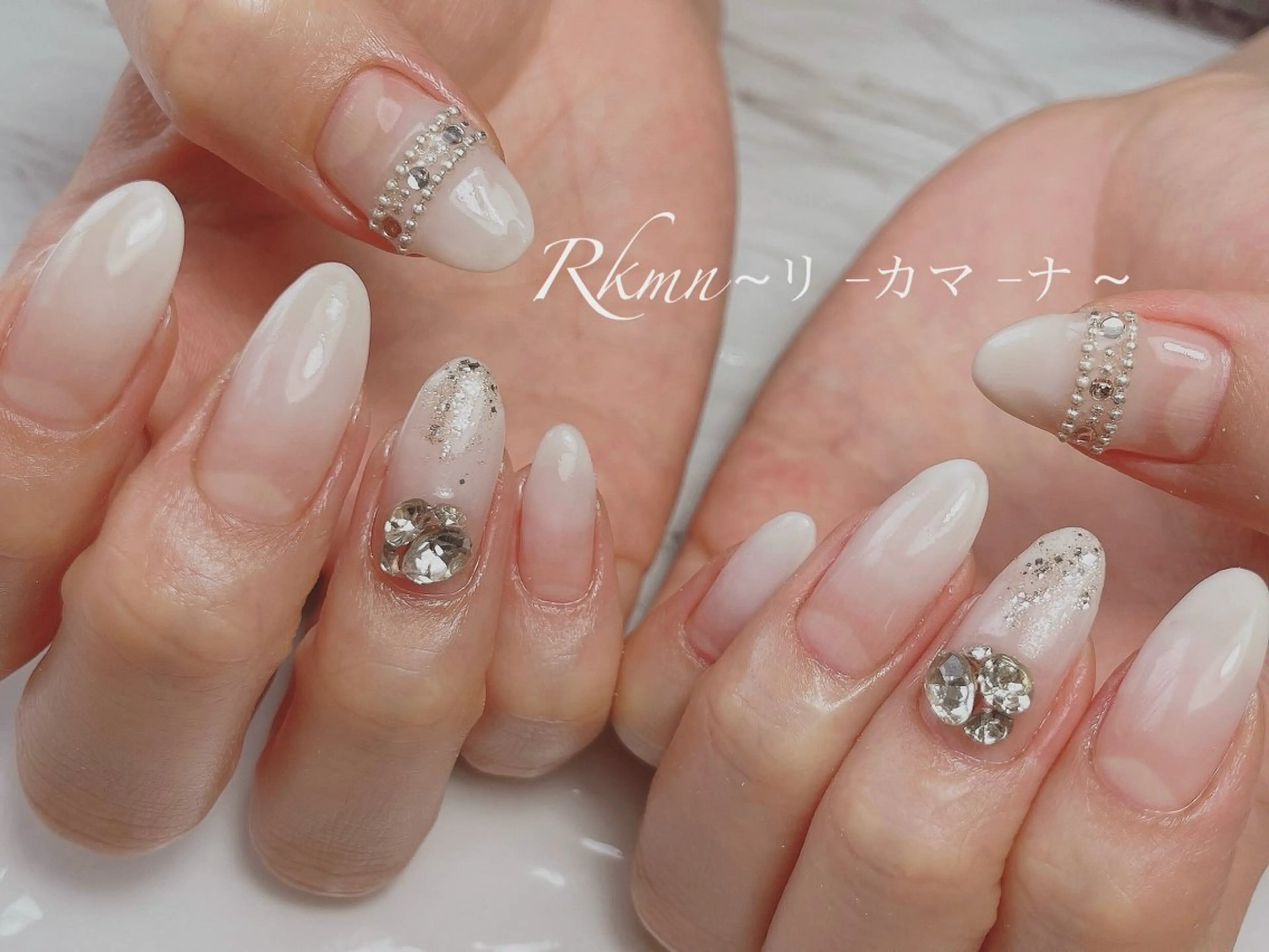 ネイル グラデーション 春ネイル ホワイト ハンドネイル フットネイル ハンドケア Rkmn ~リ-カマ-ナ~のネイルデザイン