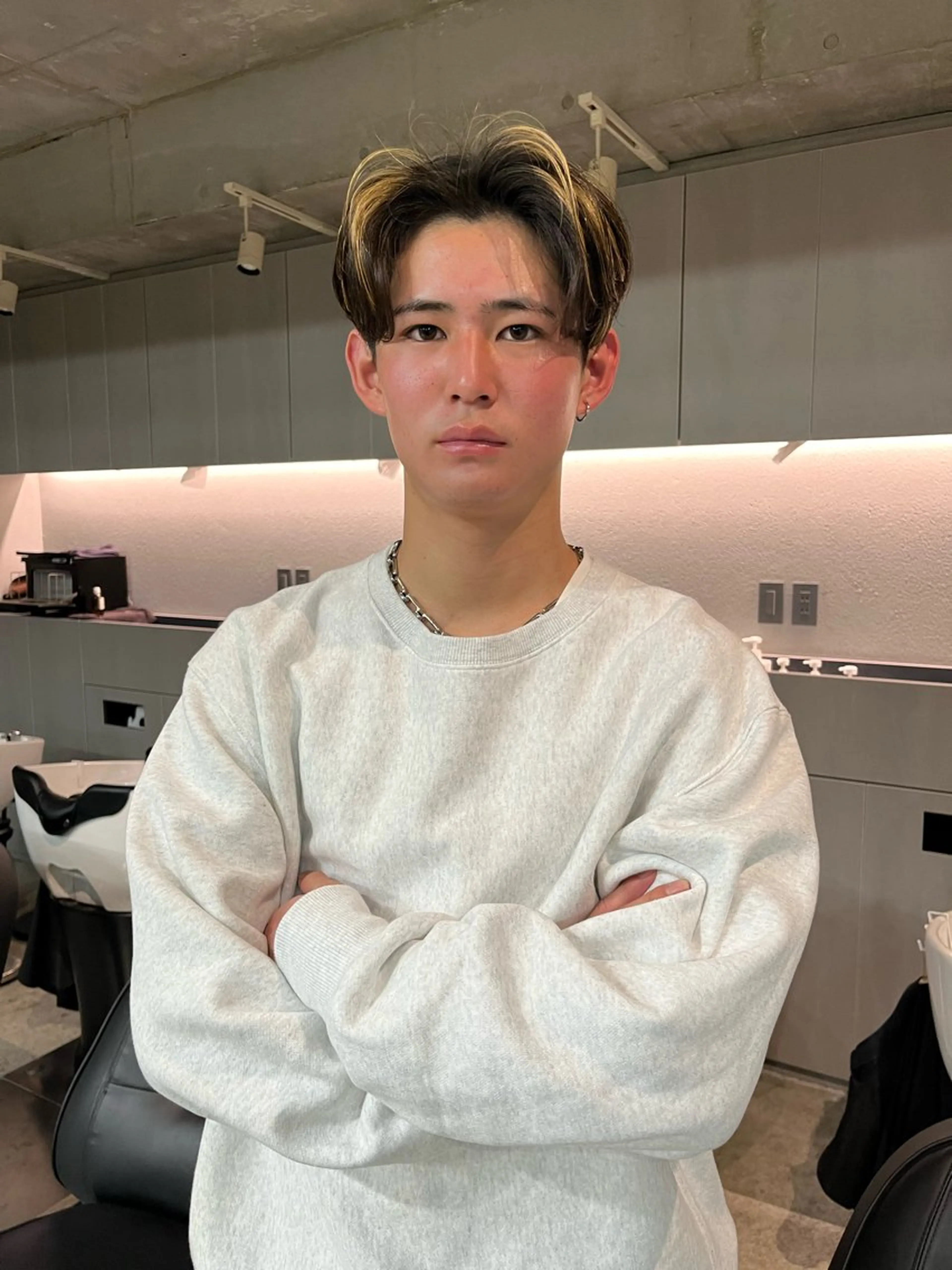 ショート メンズ カット 曲がる縮毛矯正 センターパートのヘアスタイル