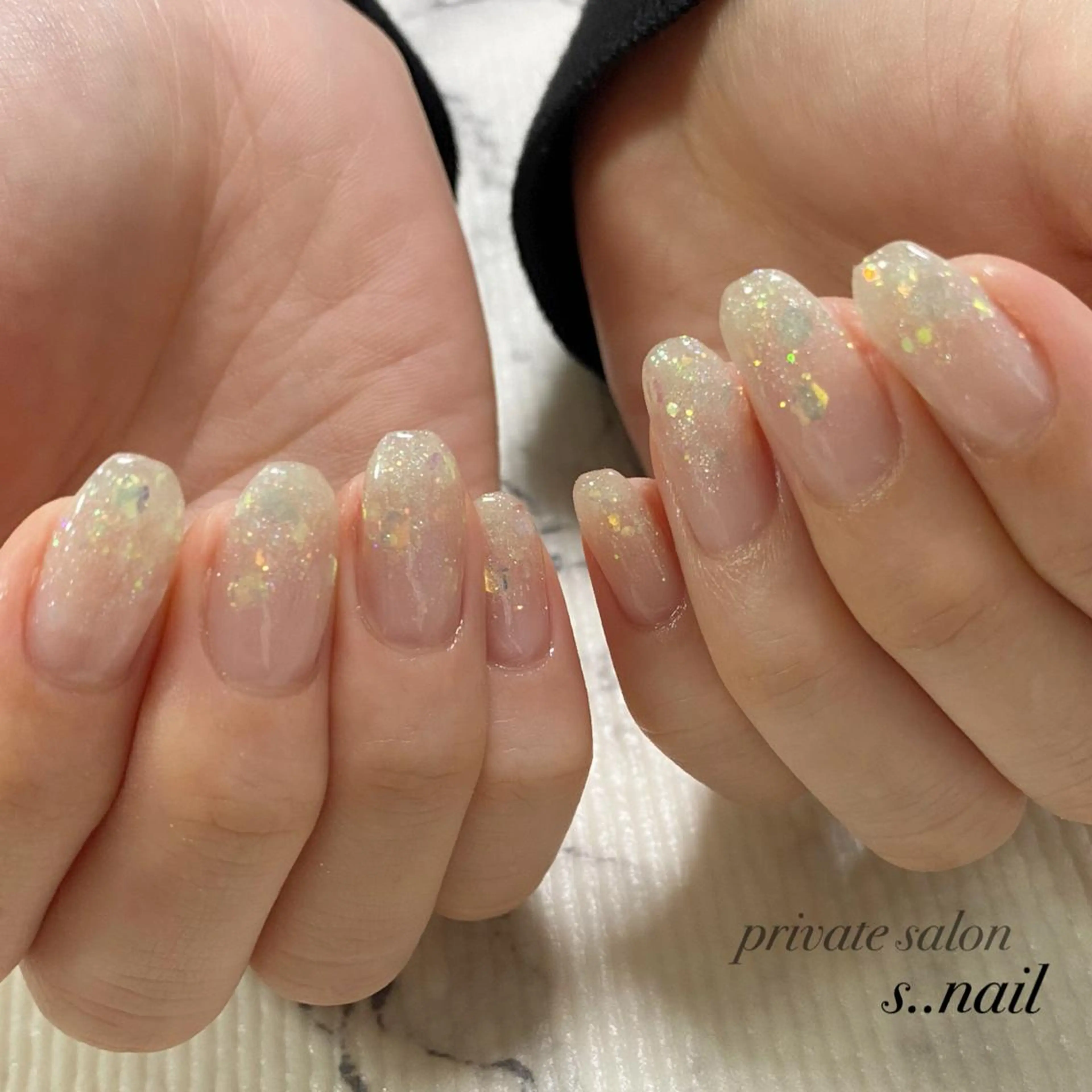 ネイル オーロラネイル グラデーション キラキラネイル ラメ(グリッター) ホワイト ハンドネイル フットネイル s..nail / MORITAのネイルデザイン