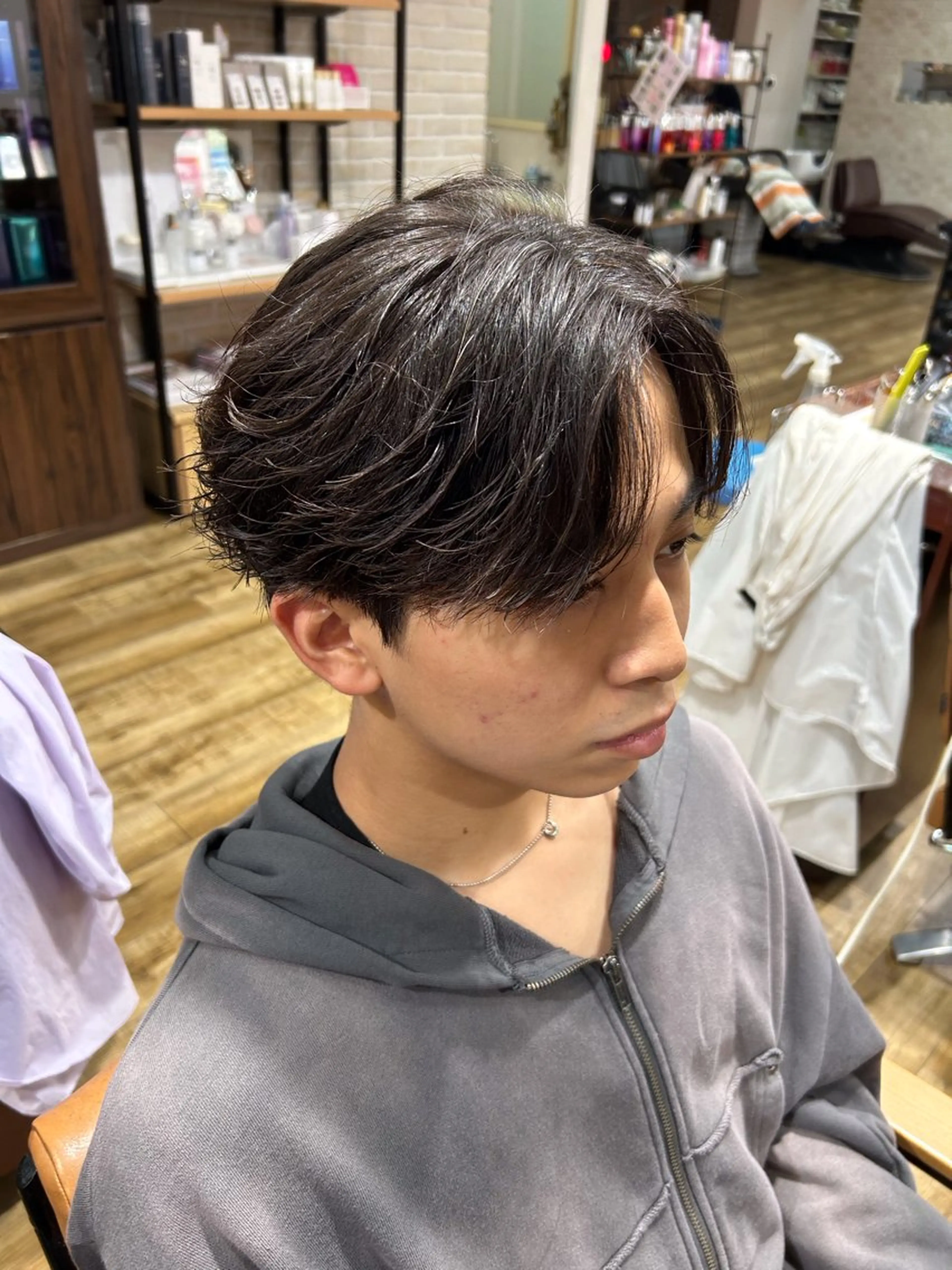 ミディアム パーマ メンズ ミディアムパーマ フェザーパーマ メンズパーマ カット パーマ 鶴田 将清のヘアスタイル