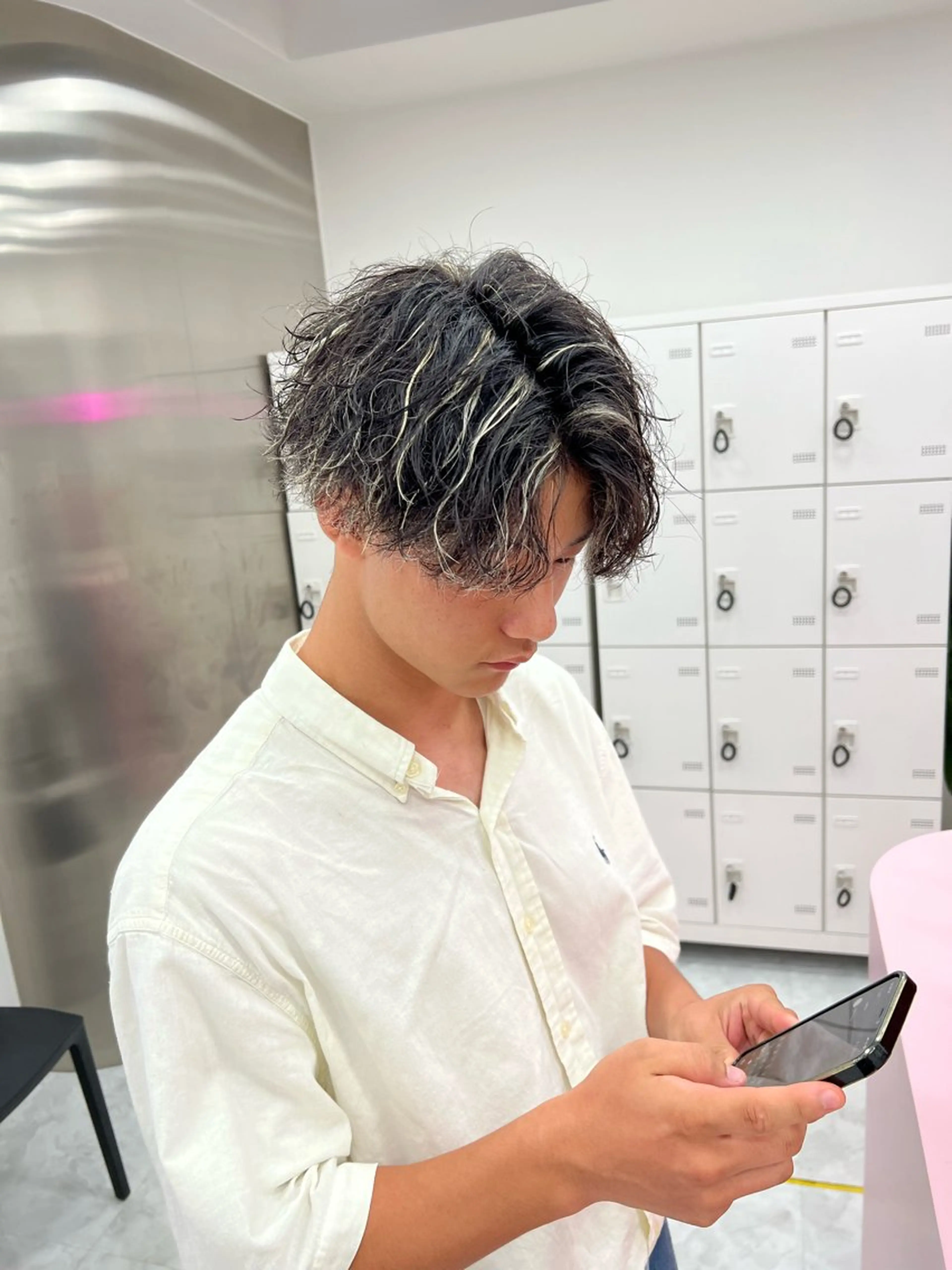 ミディアム パーマ メンズ ミディアムパーマ センターパート メンズ韓国風 韓国マッシュ マッシュウルフ メンズパーマ特化 TAIGAのヘアスタイル