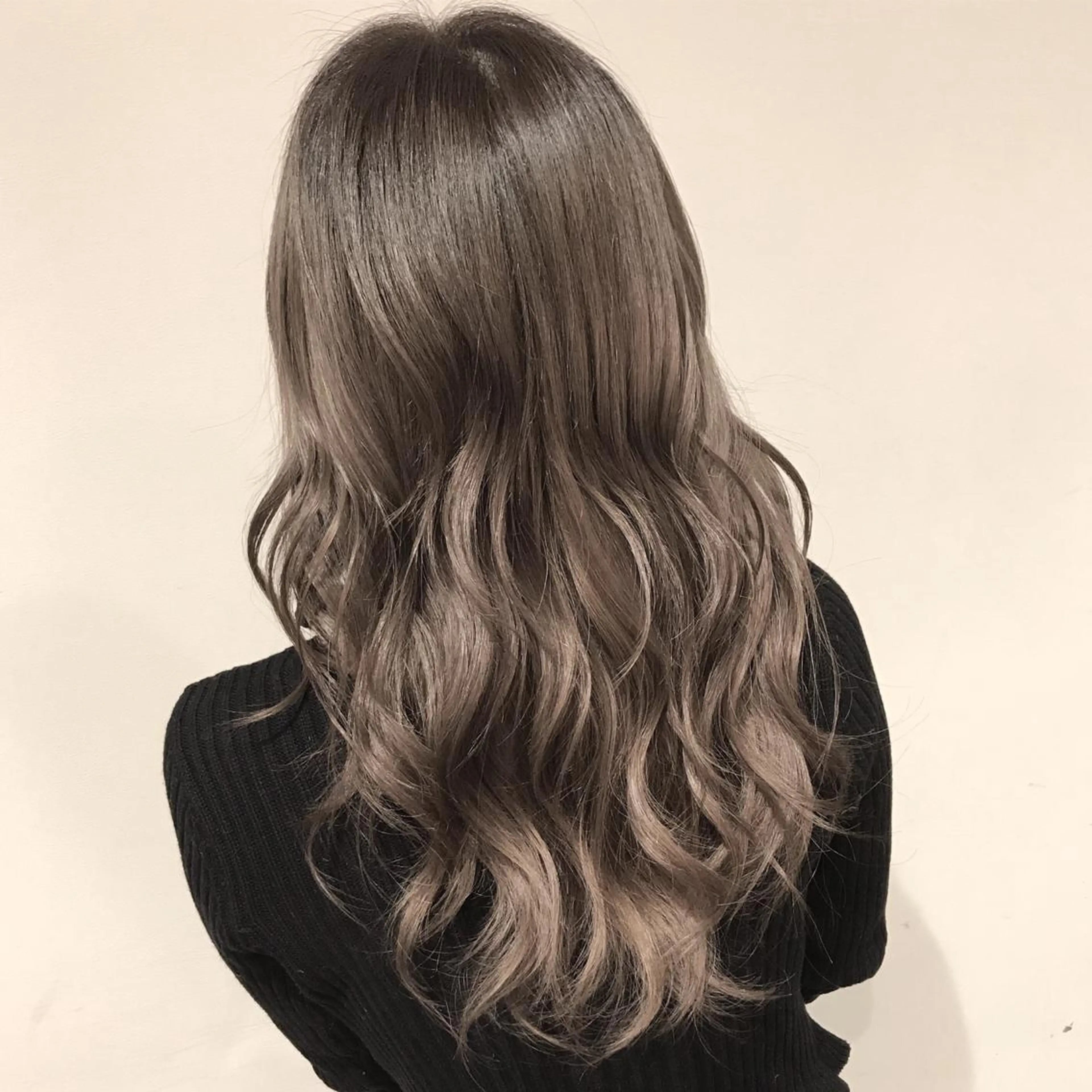 ミディアム カラー アッシュ アッシュグレー アッシュグレージュ バレイヤージュ ブリーチ AMI Hair  supply所属・髪質改善カラー韓国風 レイヤーtudaのヘアスタイル