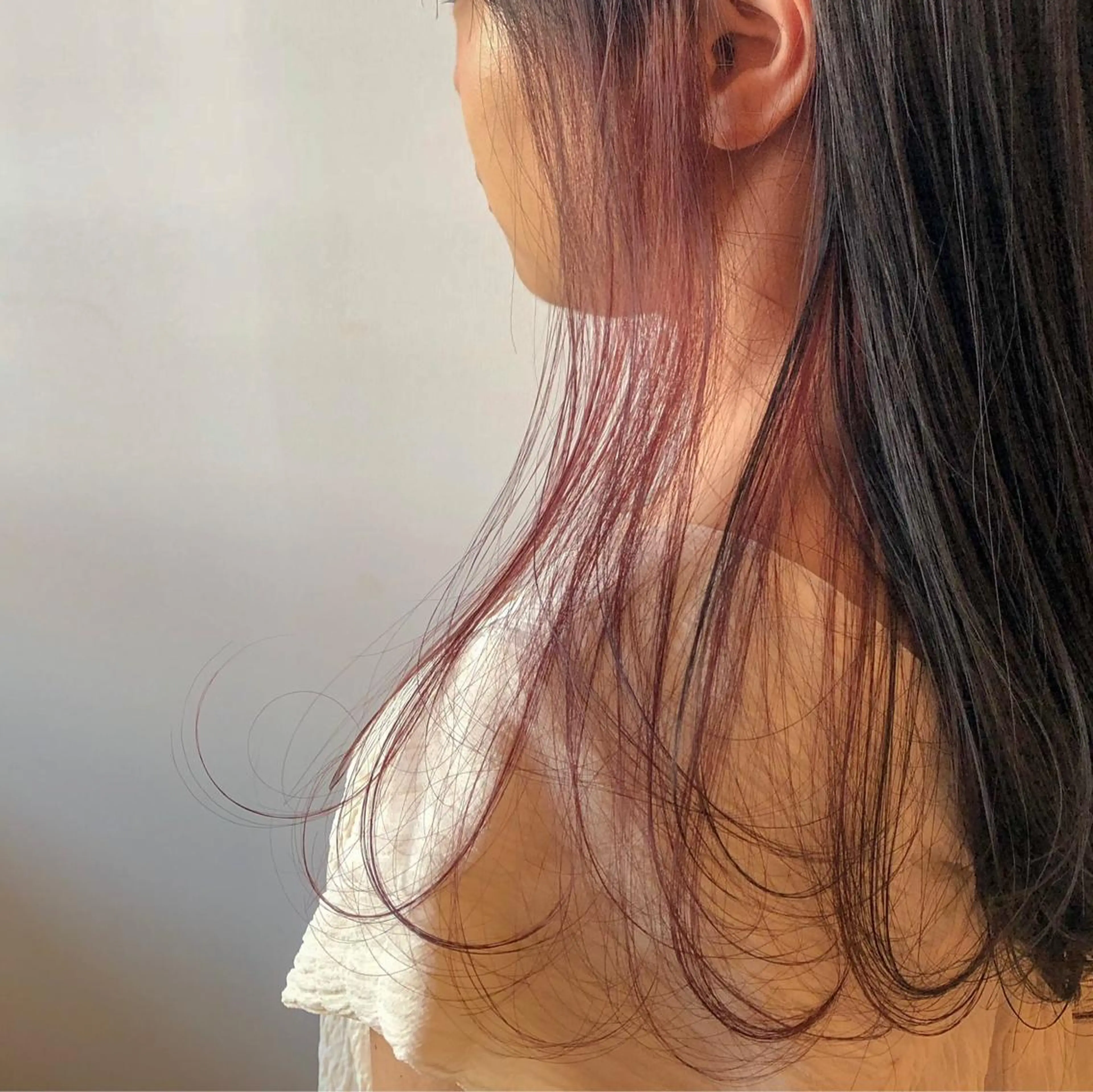 セミロング カラー ブリーチ インナーカラー ピンクカラー 尾籠 美幸 (オゴモリ ミユキ)のヘアスタイル