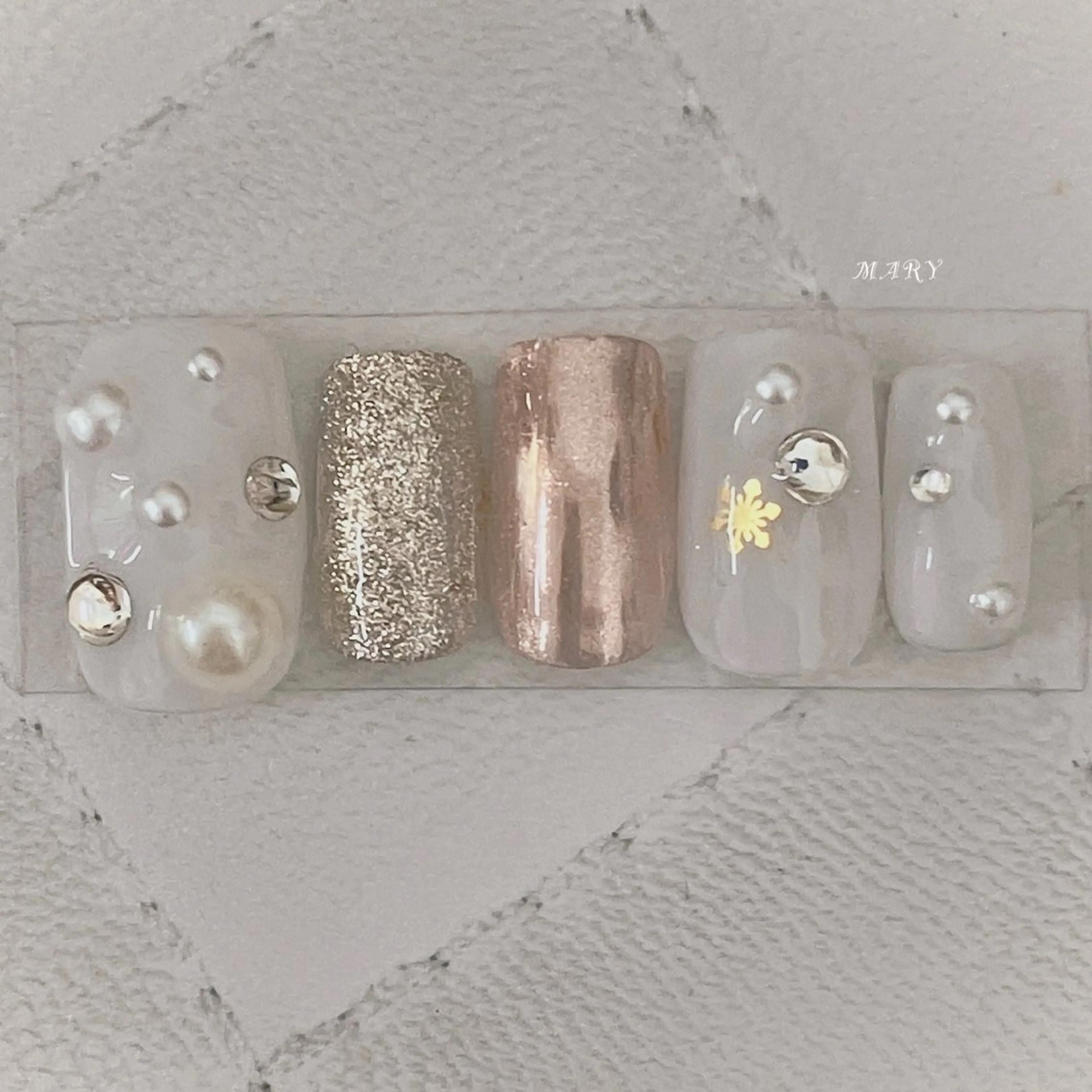 ネイル ミラーネイル ニュアンスネイル スクエアネイル ホワイト 冬ネイル ハンドネイル Mary nail .narumiのネイルデザイン