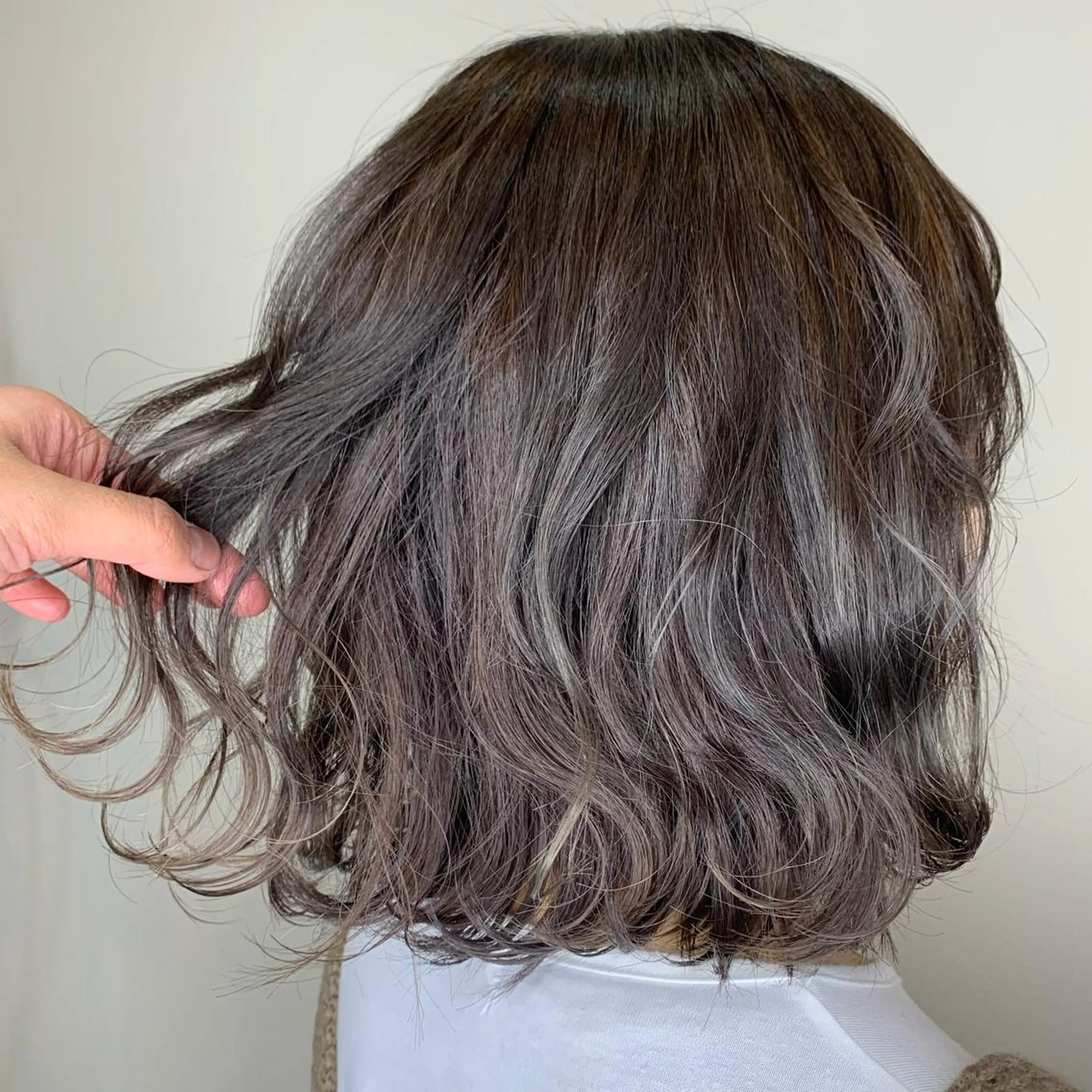 カラー ブリーチ グレージュ 艶カラー/ Nanamiのヘアスタイル