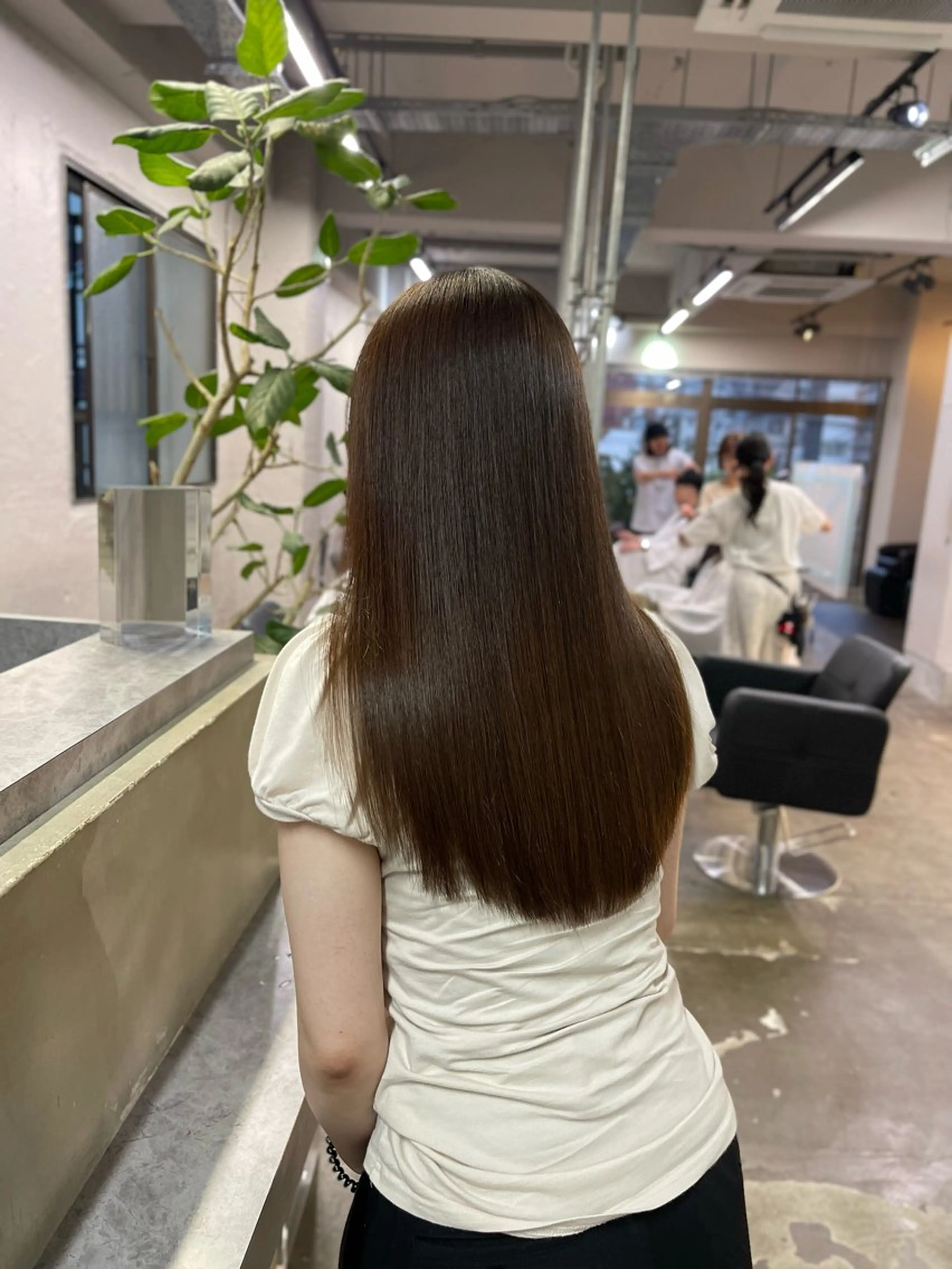 ロング トリートメント 顔まわりレイヤー デザインカットのヘアスタイル