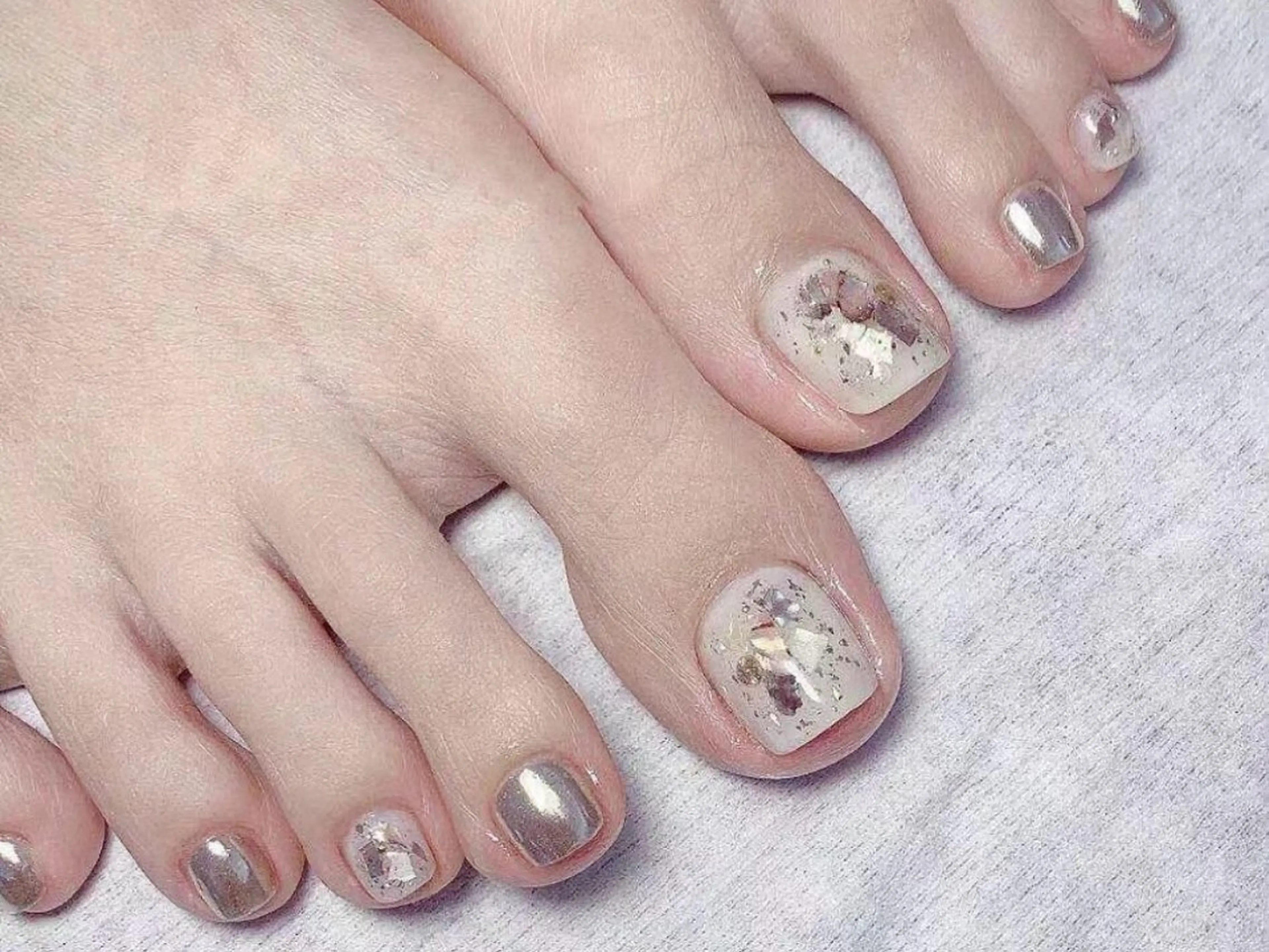 ネイル 長さ出し フットネイル フレンチネイル ジェルネイル ガーリー フットネイル NYネイルサロン 千葉中央店のネイルデザイン