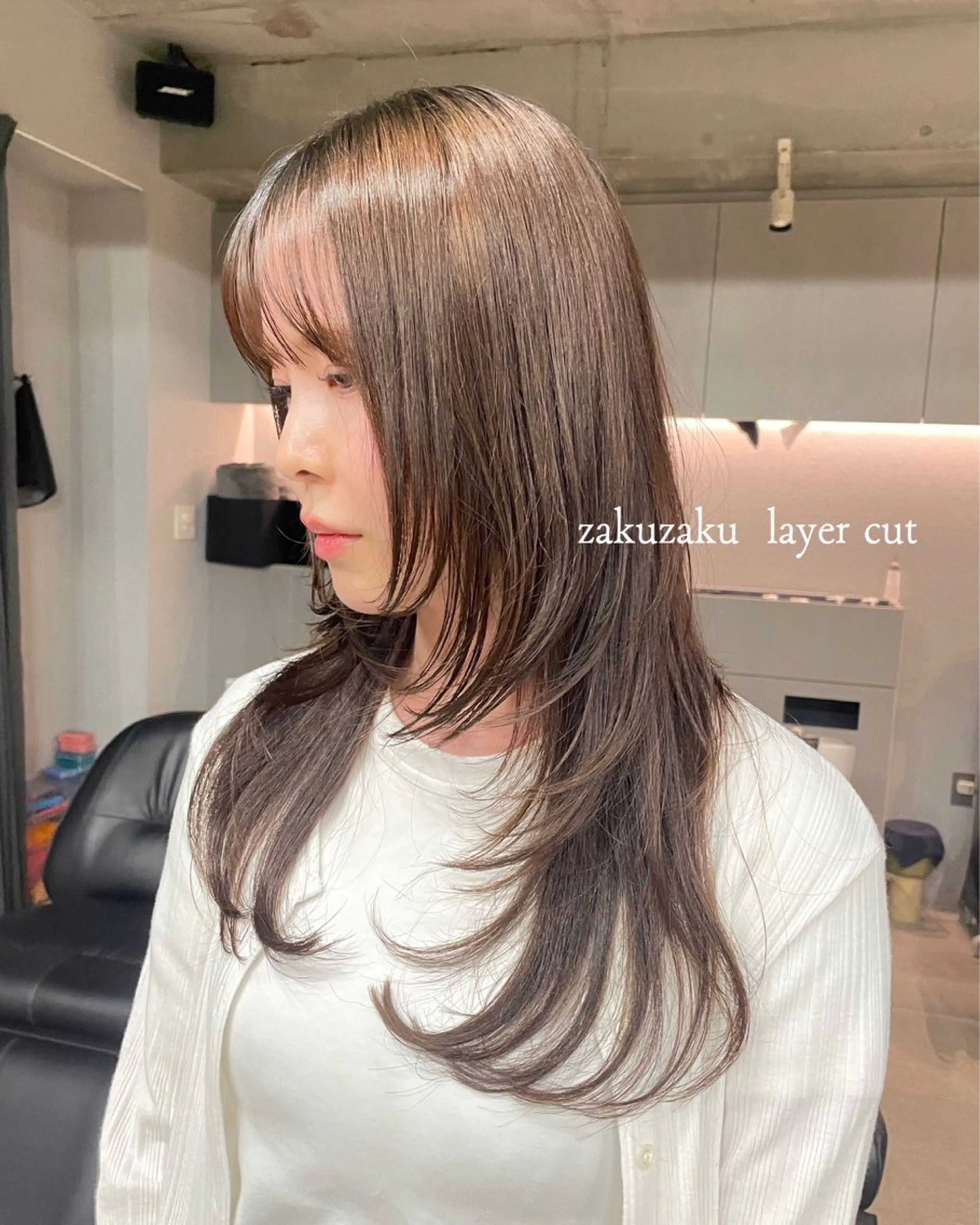 ロング カラー 曲がる縮毛矯正 センターパートのヘアスタイル